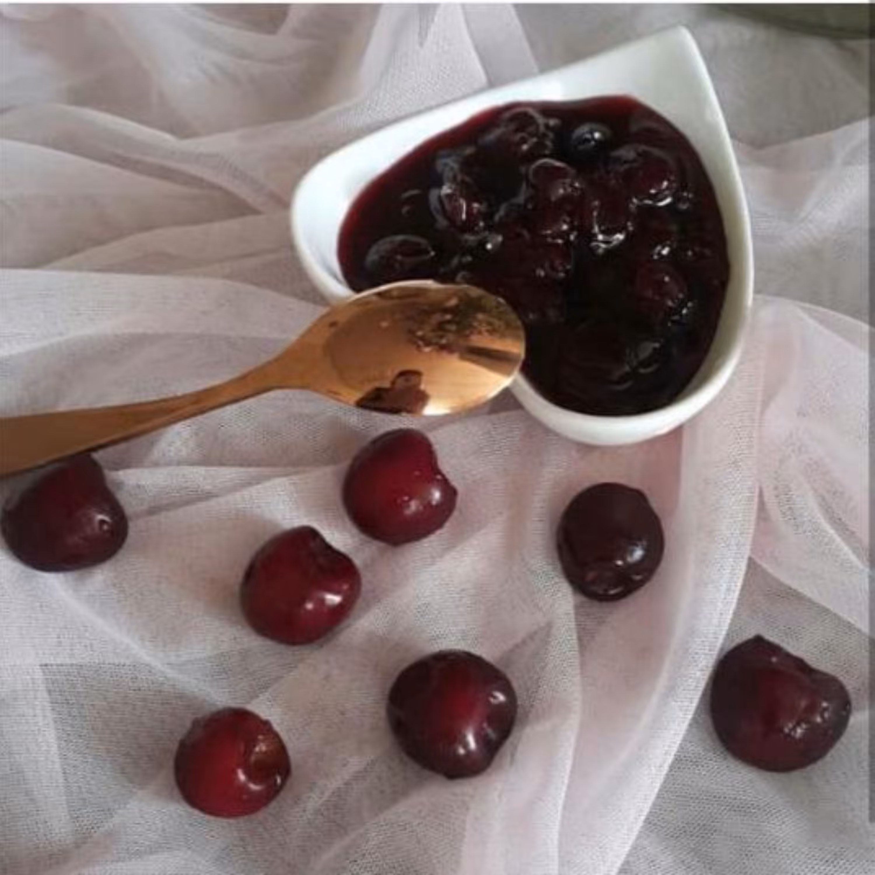 مربای آلبالوی خانگی. خوش طعم و خوش رنگ. 1000گرم