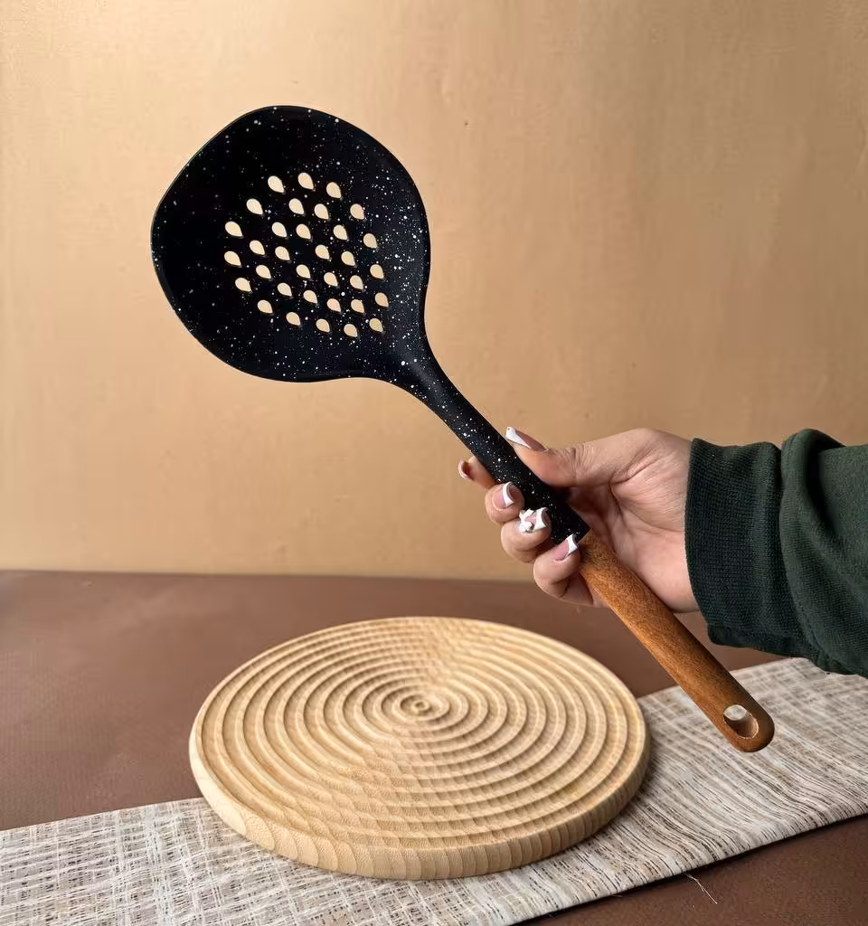 ملاقه سیلیکونی شنگیا مدل دسته چوبی