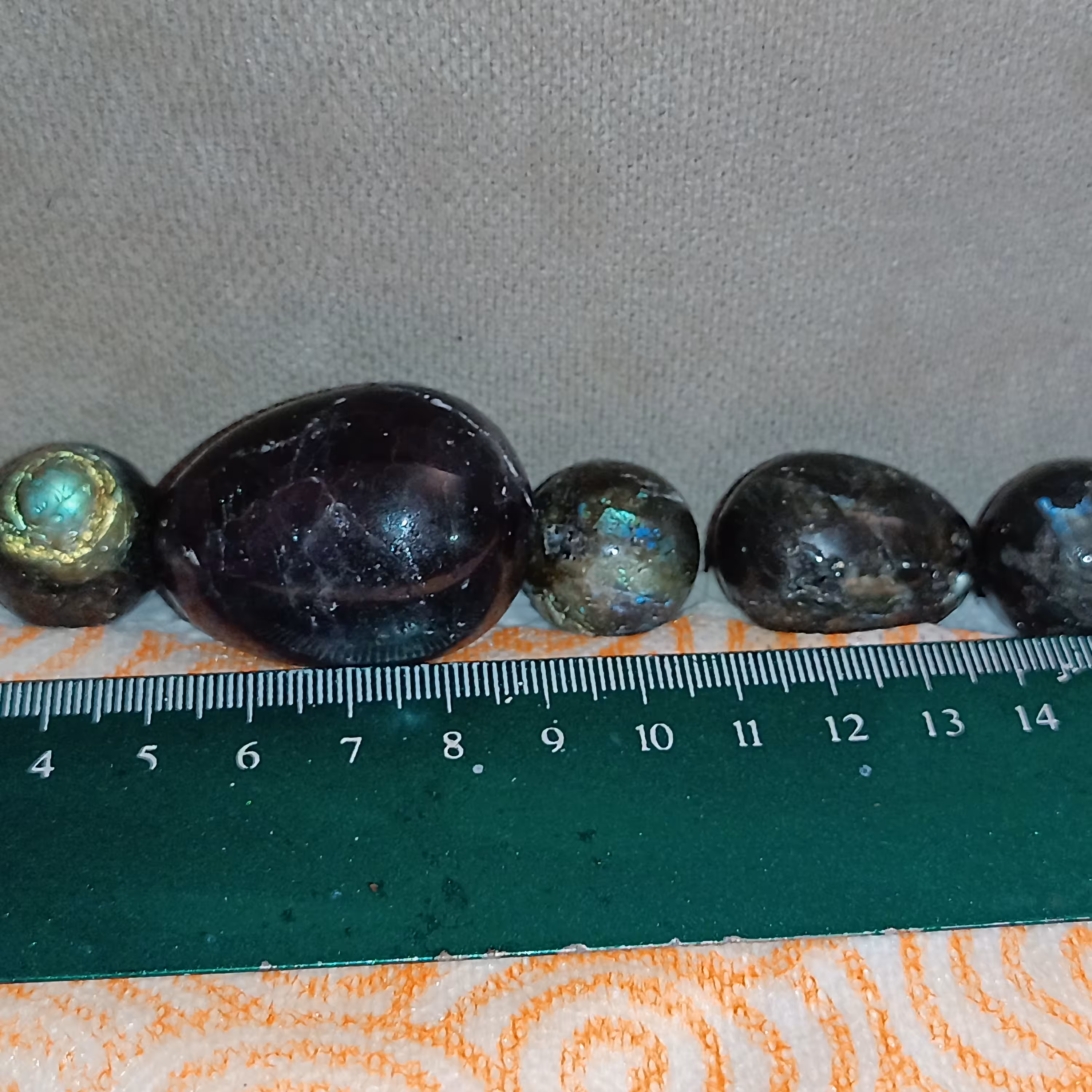 تخم مرغ فلوریت رنگین کمانی بنفش بزرگ کمیاب طبیعی با4 تا گوی لابرادوریت کاملا معدنی بدون بهسازی 