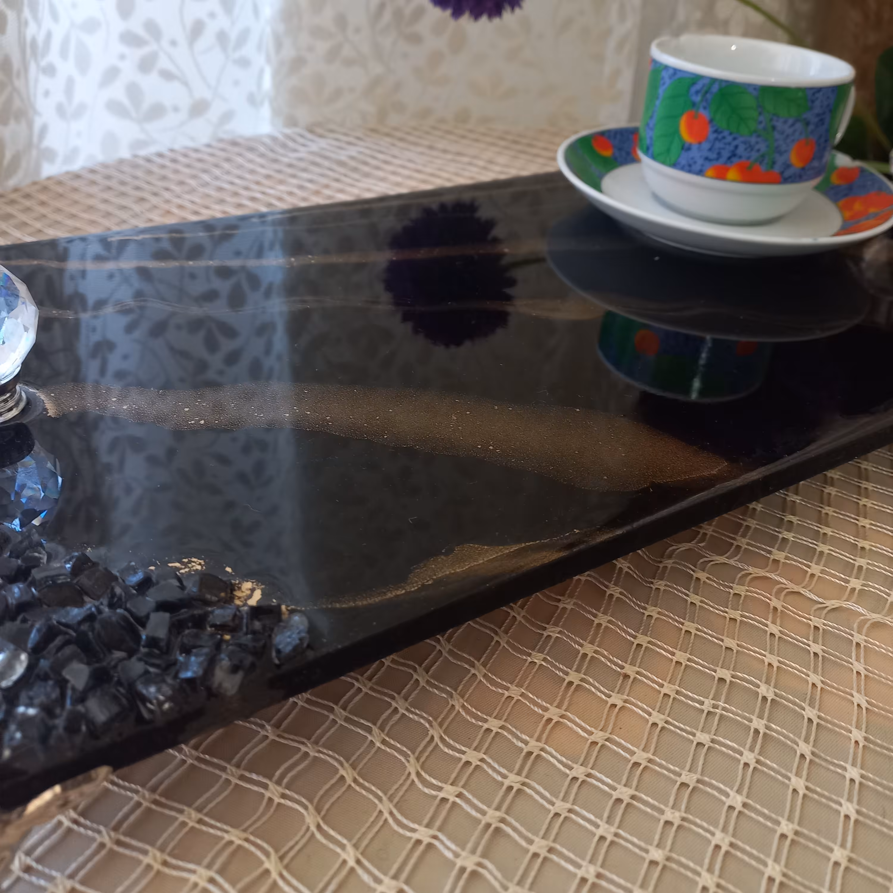 سینی پذیزاری ساخته شده از چوب و رزین ،دسته ها کریستالی و پایه های فلزی