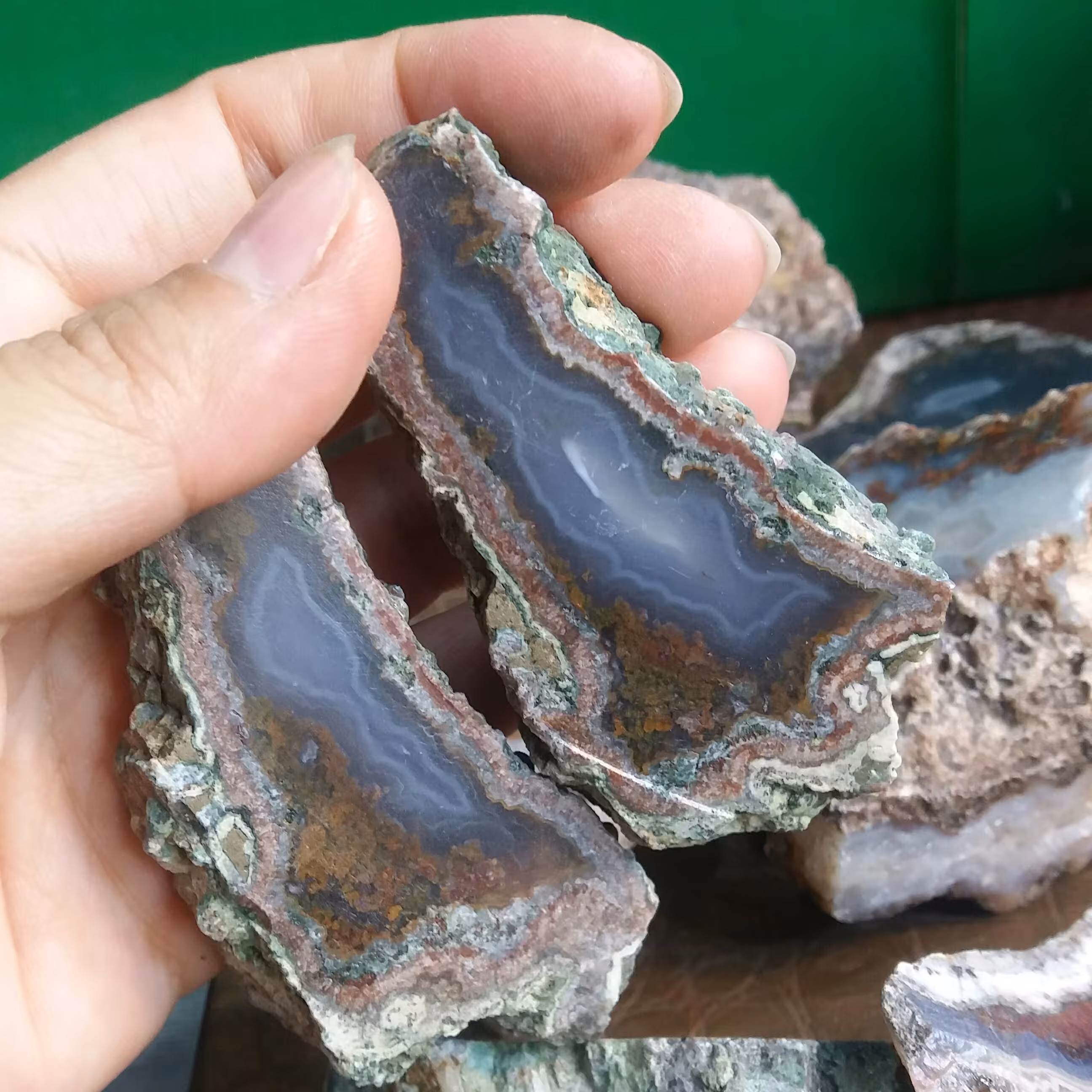 سنگ عقیق گلدار  فوق کلکسیونی سه عدد برش خورده با رنگ طبیعی مناسب دکور و ویترین و ساخت نگین ارتفاع 7 سانت