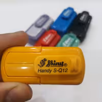 ساخت مهر جیبی کوچک شاینی با تنوع در رنگ بدنه و جوهر با سایز مربع 1 سانت