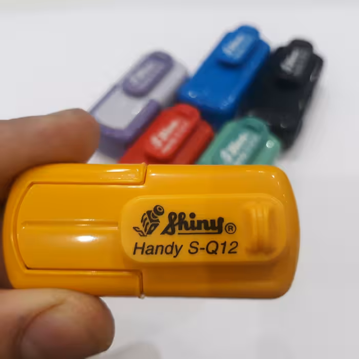 ساخت مهر جیبی کوچک شاینی با تنوع در رنگ بدنه و جوهر با سایز مربع 1 سانت