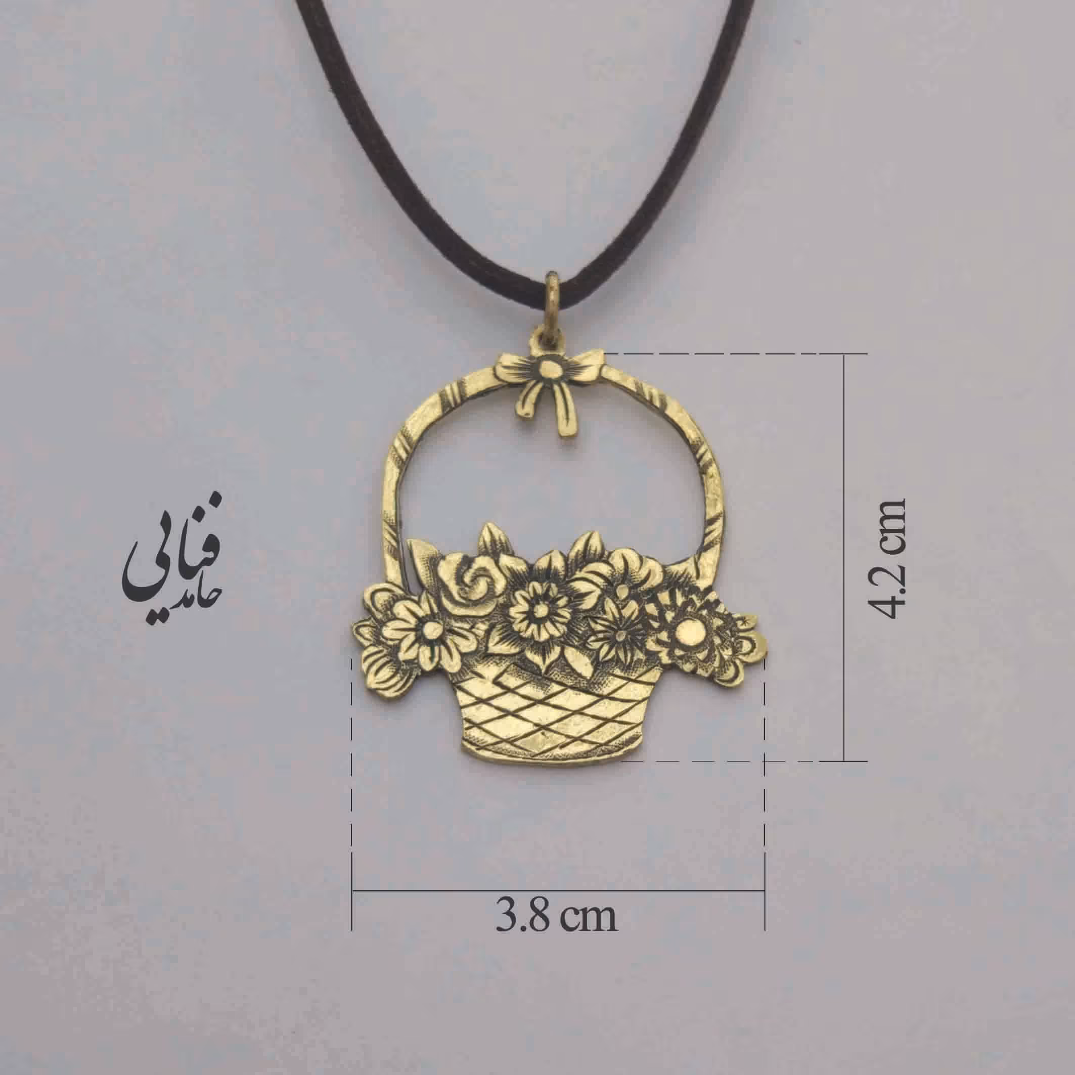 گردنبند برنجی طرح سبد گل و به طور کامل دست ساز