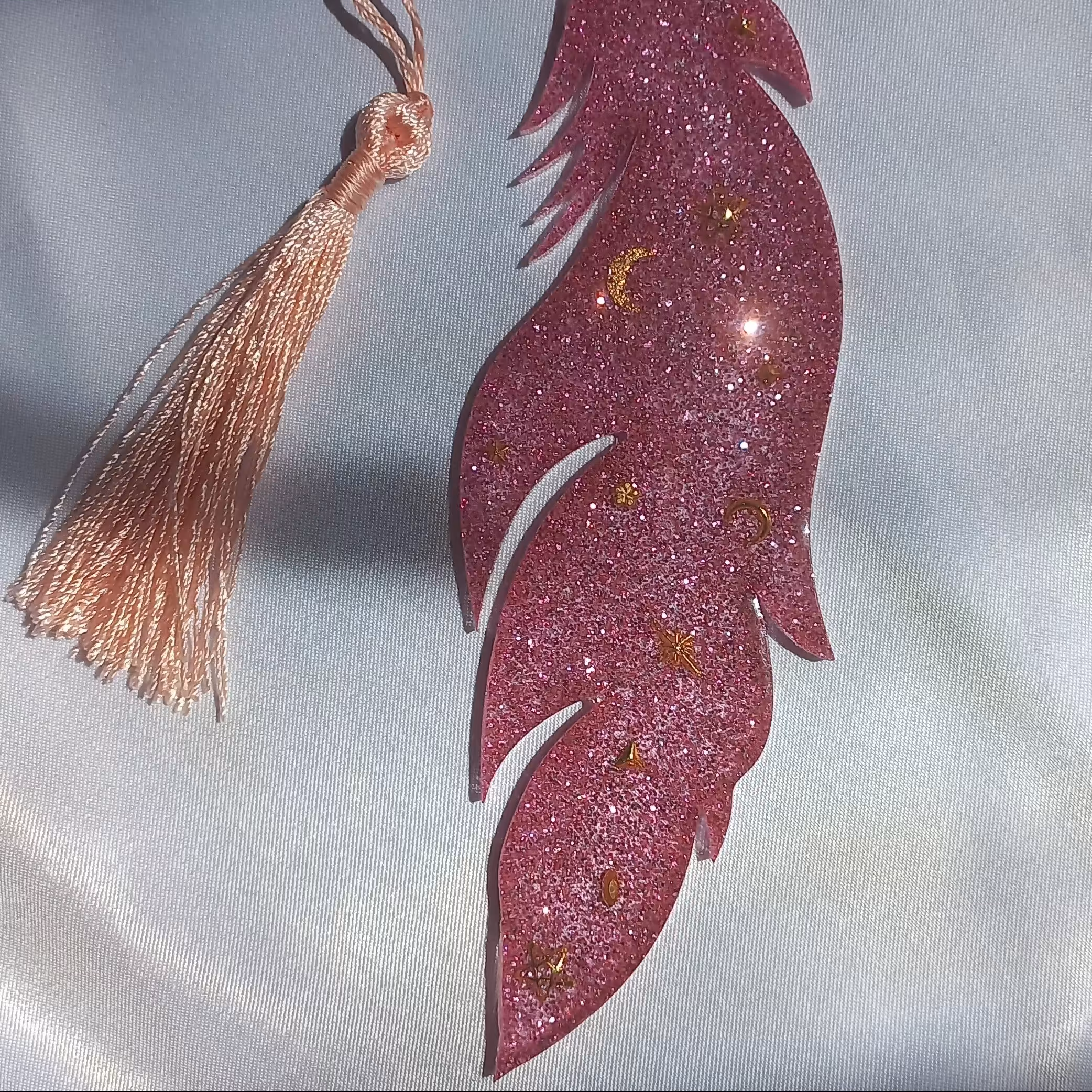 بوک مارک رزینی اکلیلی صورتی دلبر و جذاب طرح برگ به همراه منگوله ابریشمی 