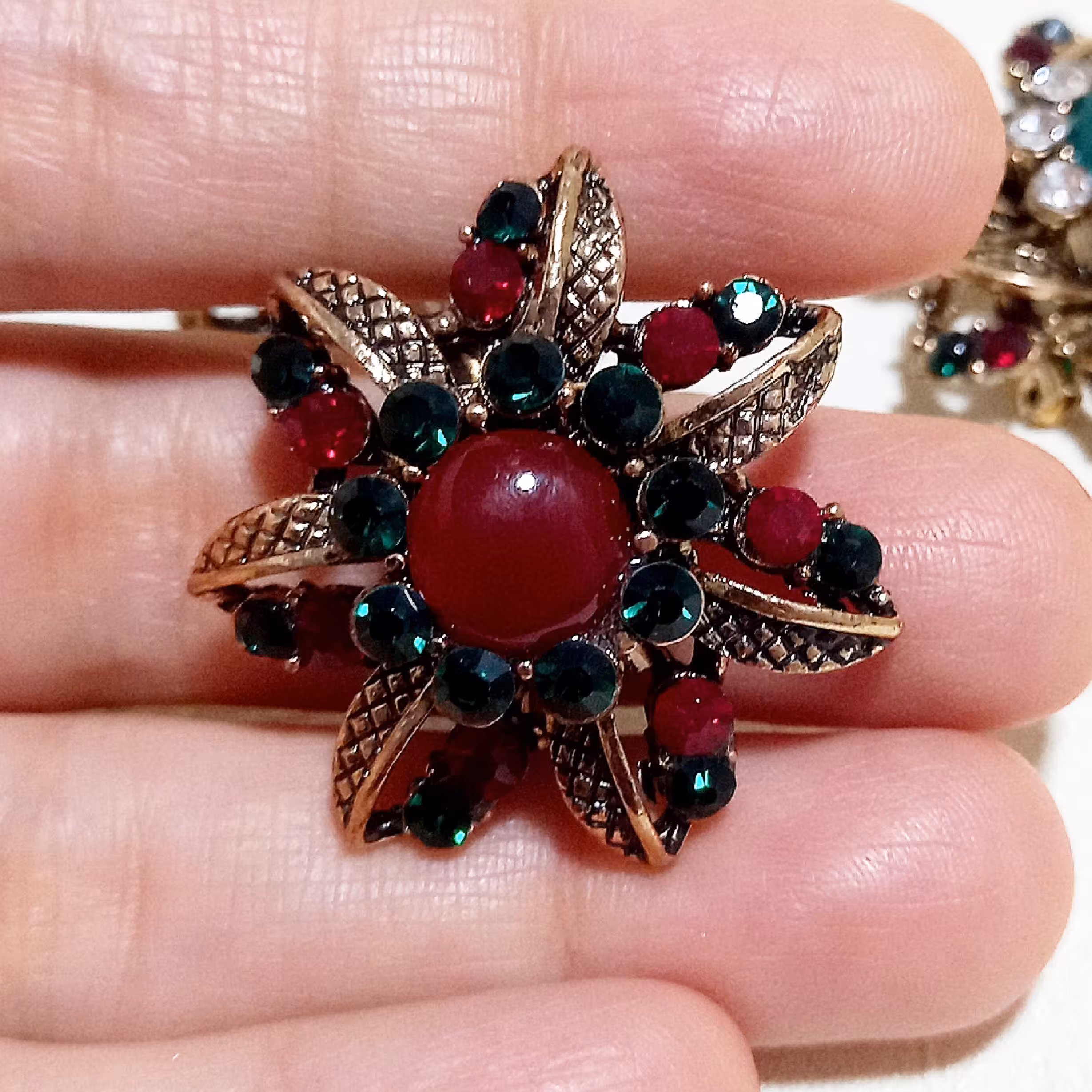 سنجاق سینه نگین دار رنگ ثابت طرح سنتی