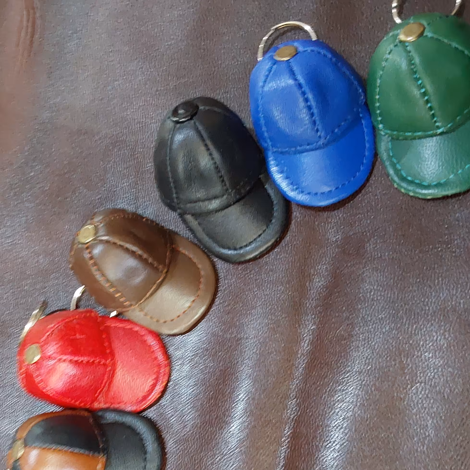 جاکلیدی بسیار زیبای چرمی طرح کلاه ابعاد(6×4×4/5)در رنگهای مختلف 