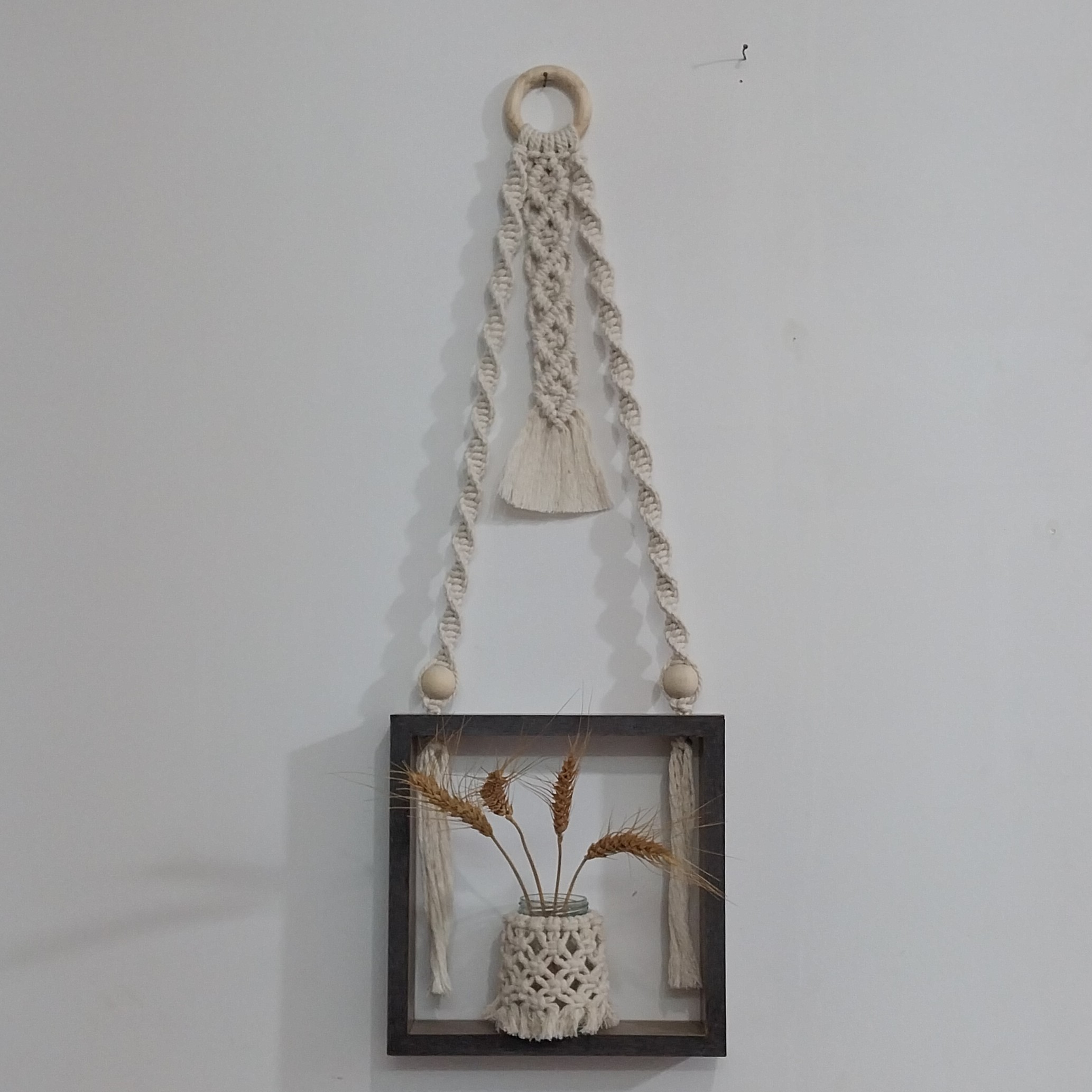 شلف و دیوار کوب  جنس مکرومه نرم تاب رنگ شیری چهارچوب شلف ام دی اف .قابل سفارش در رنگهای دلخواه.