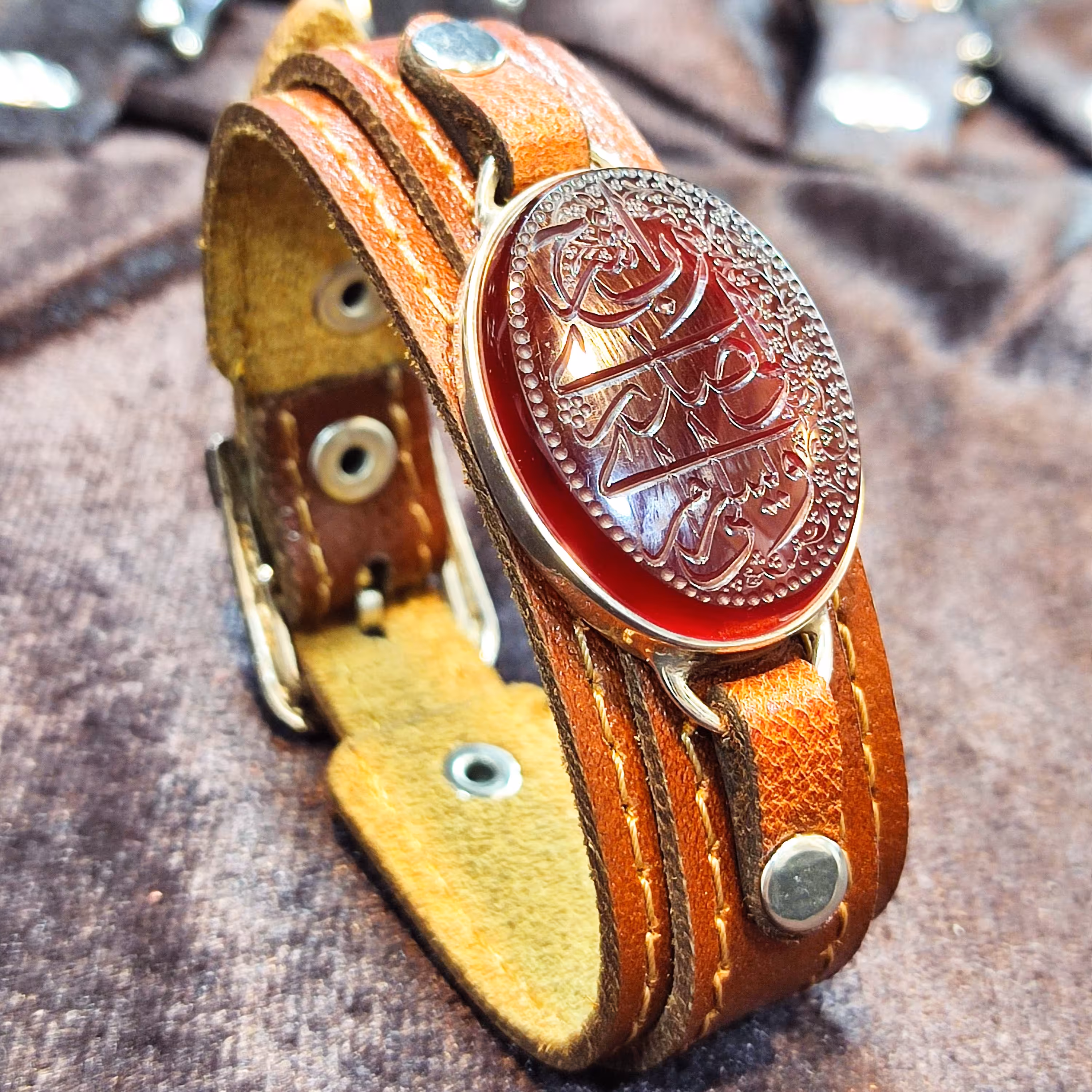 دستبند چرم طبیعی شتر با نگین عقیق خطی