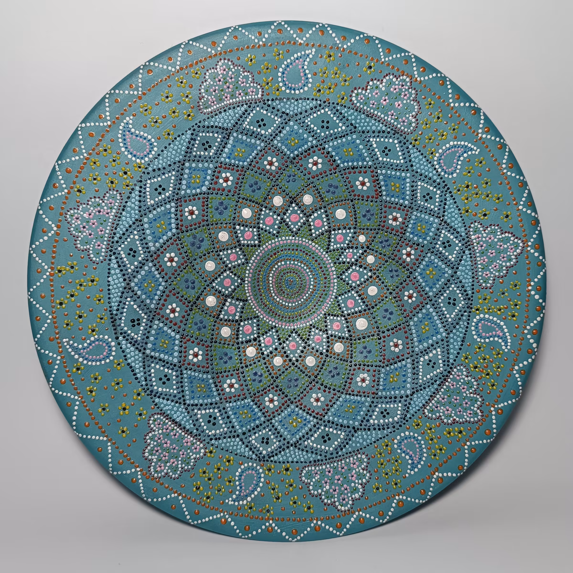 بشقاب دیوار کوب نقطه کوبی ، کار دست ، قطر 25 سانت ، قابل اجرا بر روی ظروف دیگر با رنگ دلخواه ، مناسب کادو و هدیه 