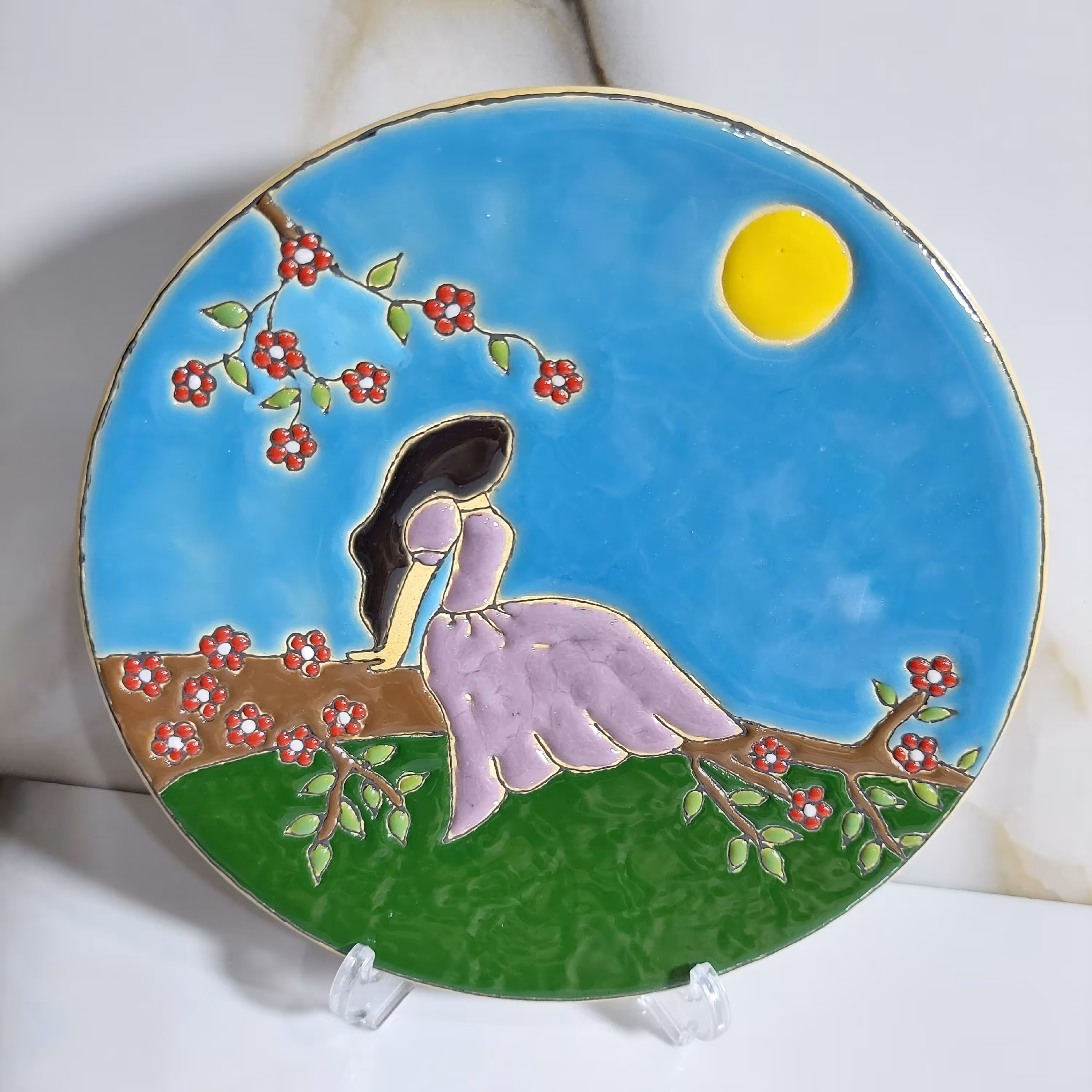 دیوارکوب و بشقاب 20 سانت طرح  دختر طبیعت میناکاری شده جنس سفال لعاب خورده و قابل شستشو