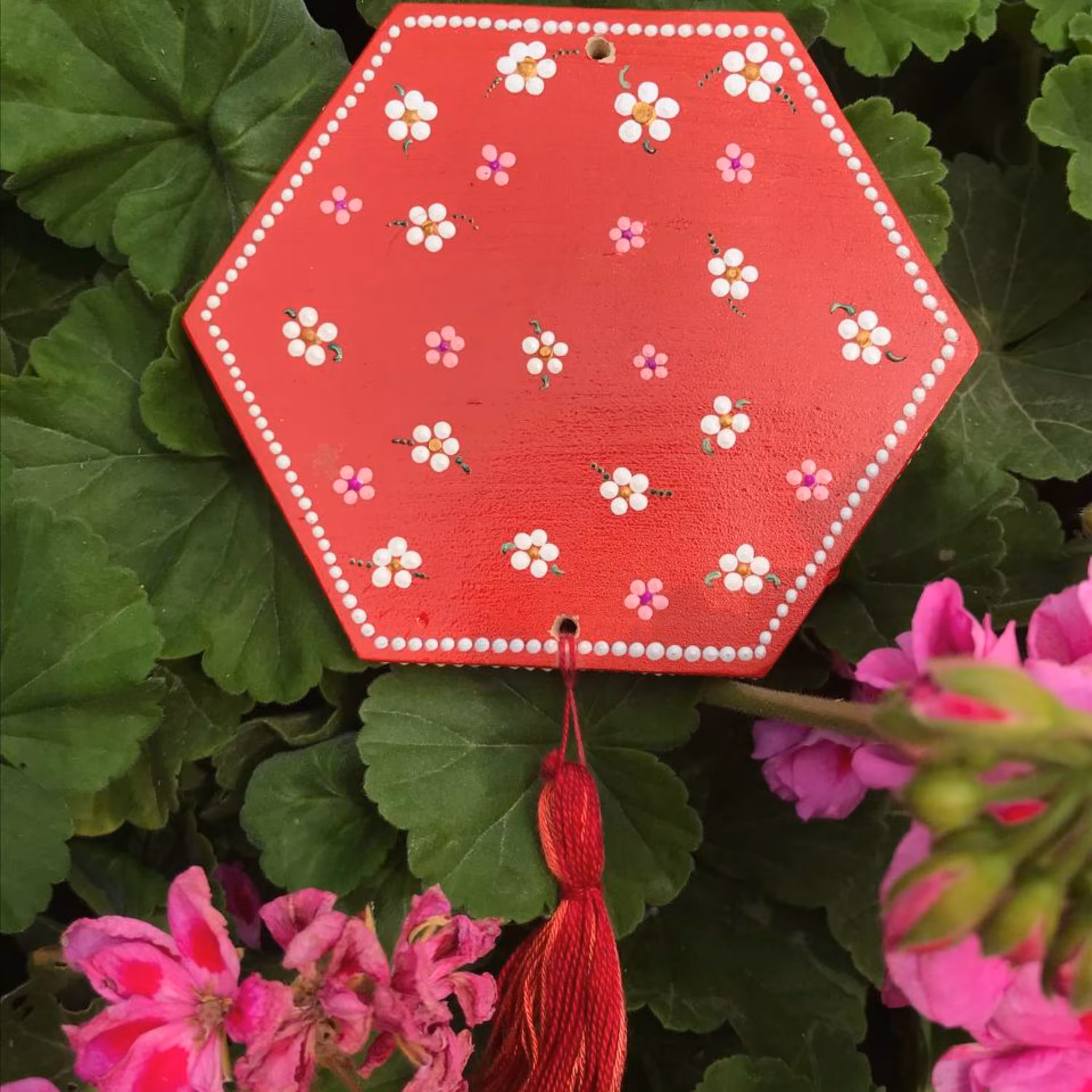 آویز  طرح گل نقطه کوبی شده رنگ قرمز سایز  متوسط (پس کرایه)