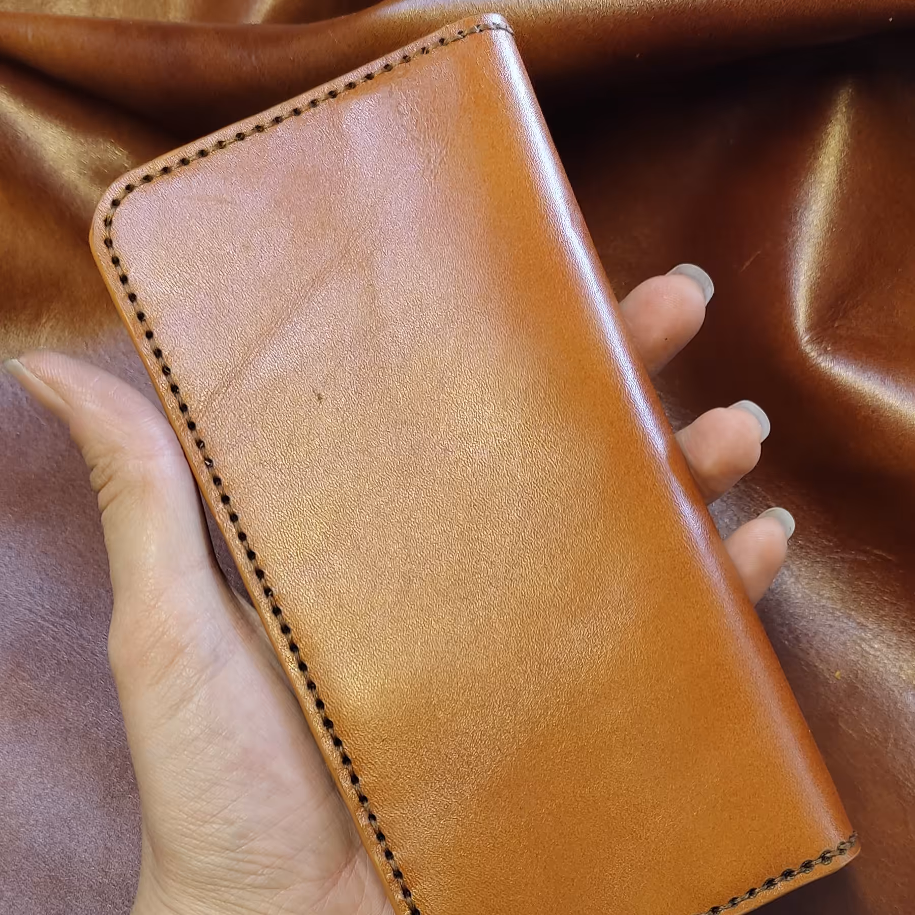 کیف پول کتی چرم گاوی کاملا دست دوزاجراشده با نخ موم زده ترک