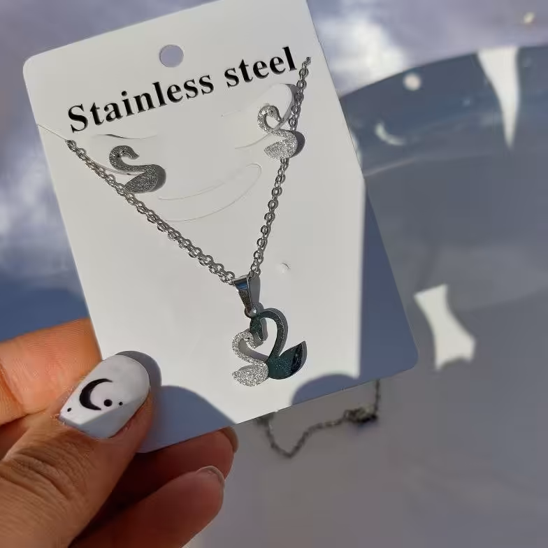 اکسسوری  گردنبند نیم ست طرح قو عاشق