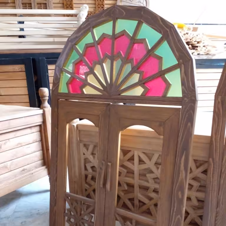 پنجره چوبی سنتی گره چینی شیشه رنگی