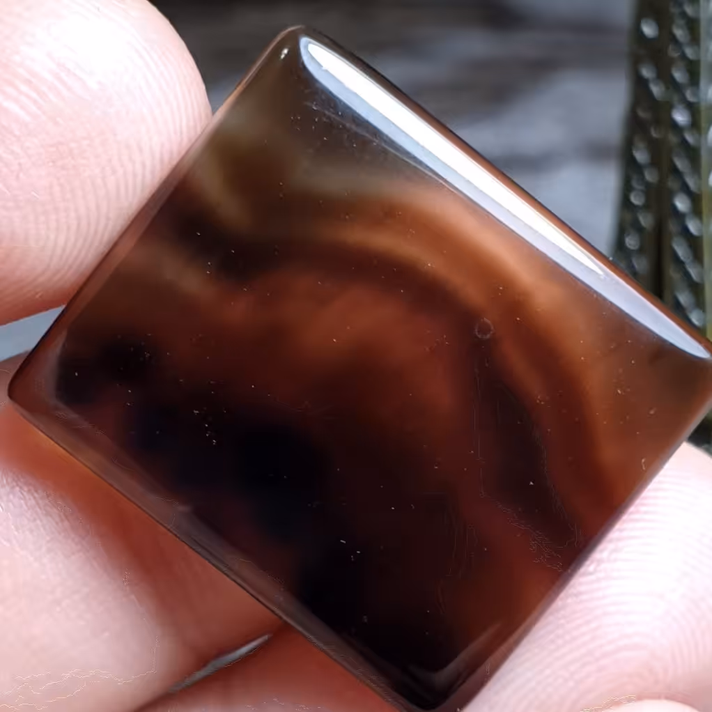  نگین درشت فوق العاده زیبای عقیق بسیار خاص اصل معدنی
کد  25673
