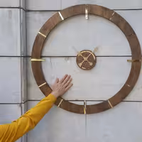 ساعت دیواری چوبی بلوط مدل وراکروز (Veracruz) قطر 90   دو تیکه   با موتور تایوانی