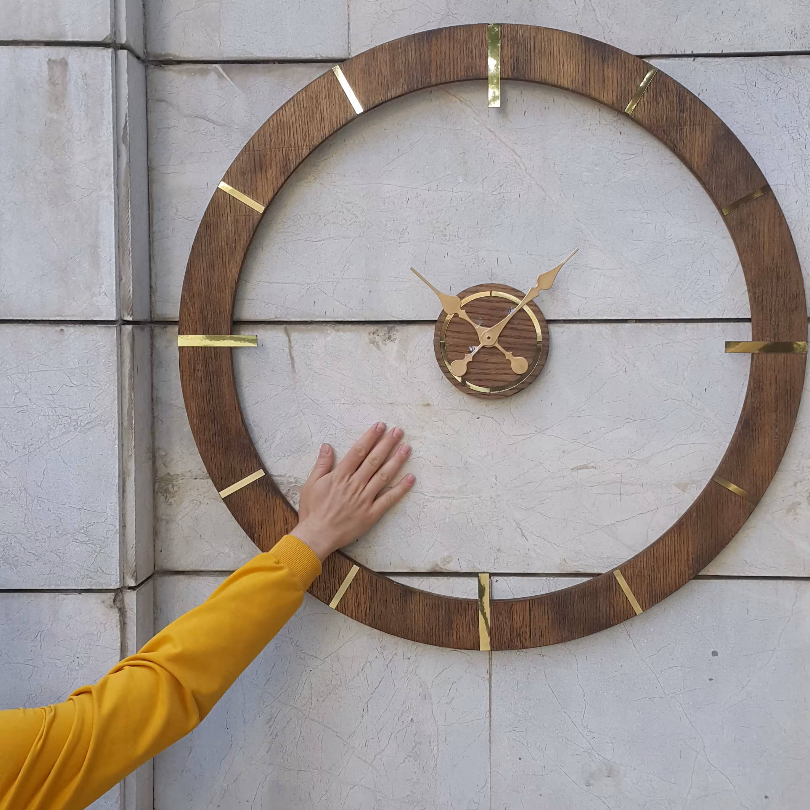 ساعت دیواری چوبی بلوط مدل وراکروز (Veracruz) قطر 90   دو تیکه   با موتور تایوانی