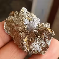 سنگ راف پیریت طلایی همرشدی با بورنیت ملقب به سنگ طلا روی بستر 100 در 100 طبیعی شاهکار خلقت
بی نظیر
کد 10430