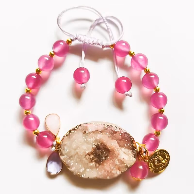 دستبند سنگی مدل رامیان به رنگ صورتی و با آویز های زیبا مناسب هدیه