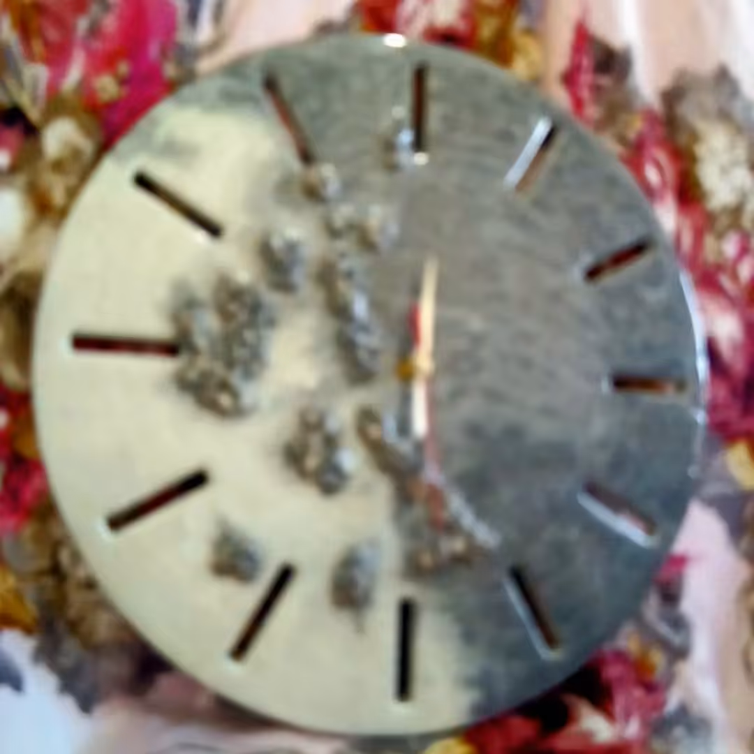 ساعت رزینی خط دار با دورنگ سفید و طوسی با سنگهای طبیعی 