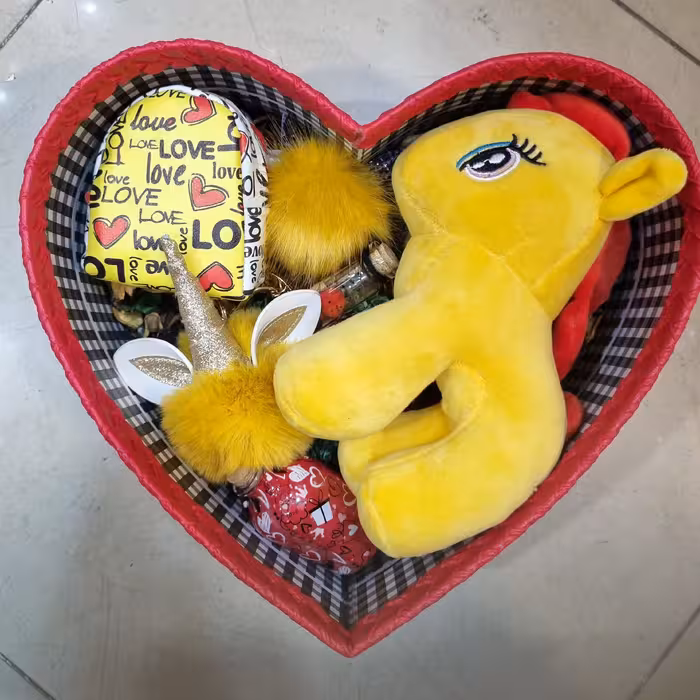 باکس هدیه (عروسک یونیکورن. پاپ سوکت پشمالو .کیف هندزفری. دسته کلید پشمالو. کپسول عشق. اسمارتیز )