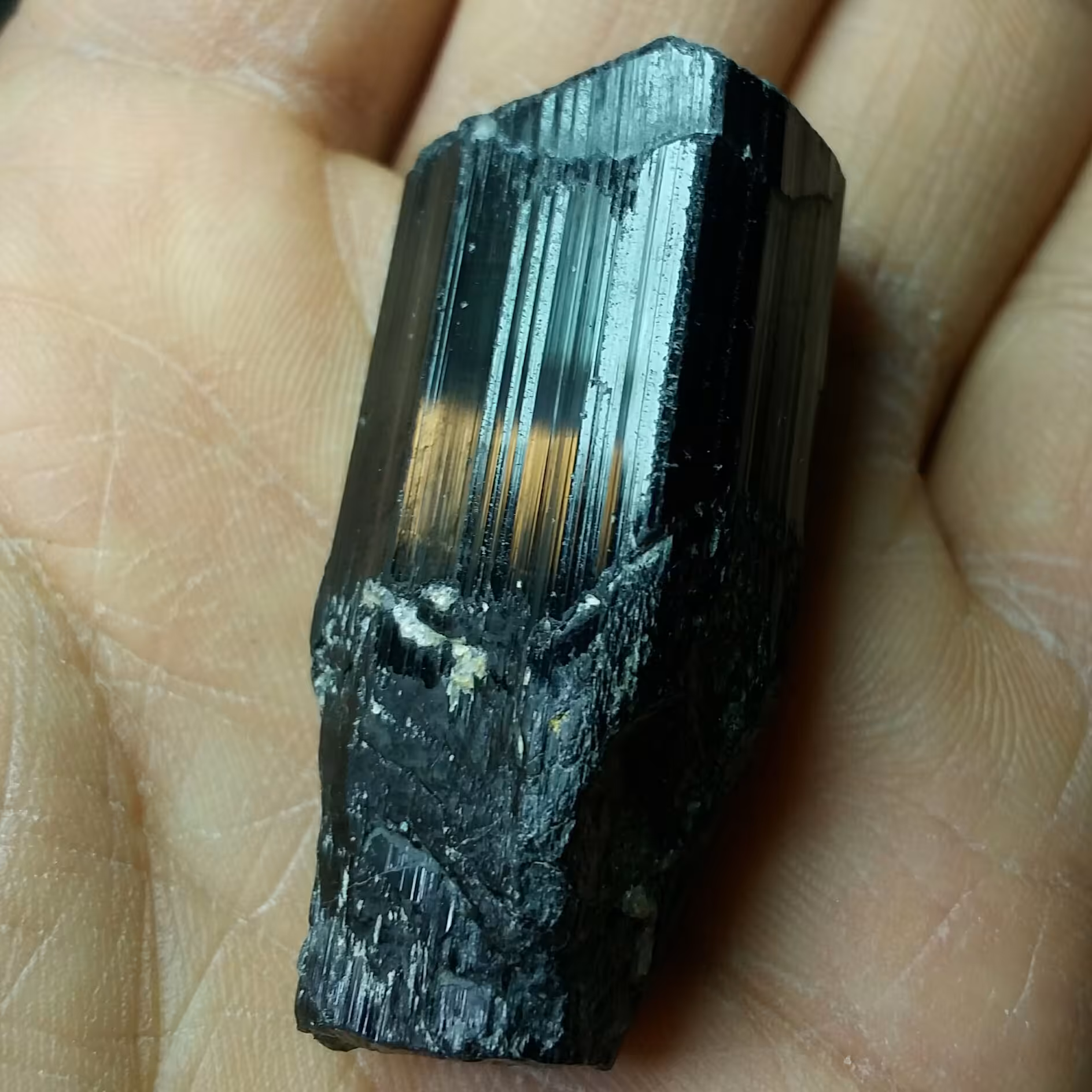 سنگ راف تورمالین شرول غولپیکر وارداتی ارزشمند شاهکار خلقت 100درصد طبیعی
زیباااا