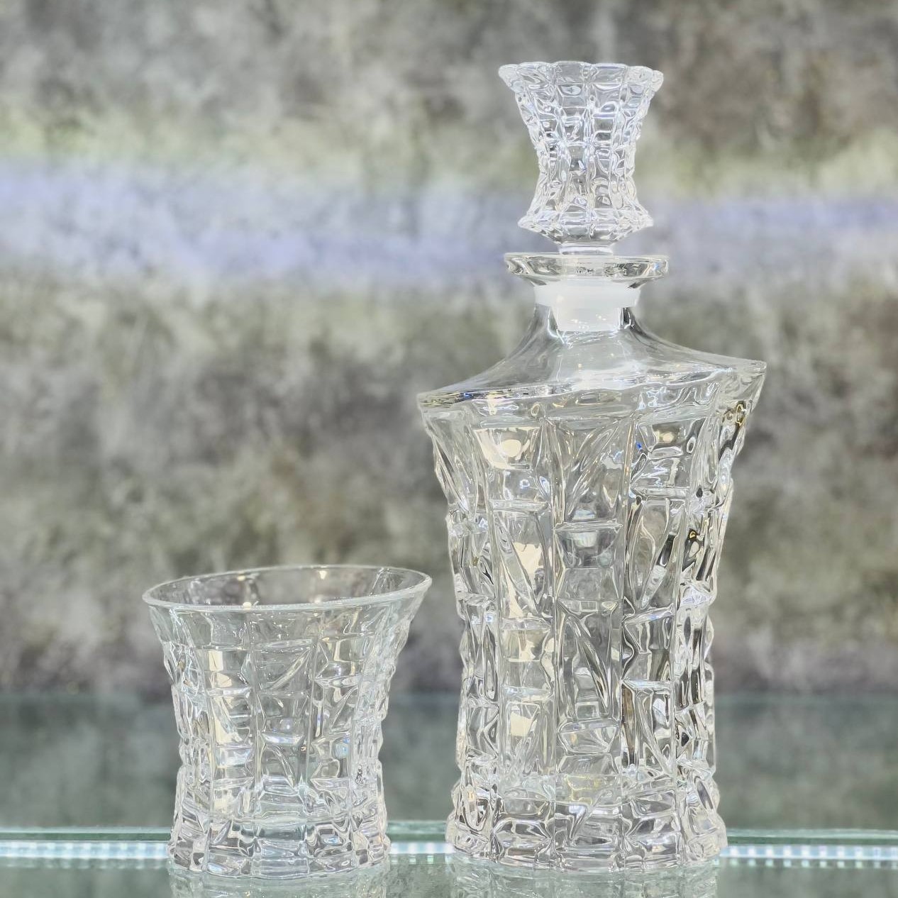 پارچ و لیوان لب طلا بسیار شیک  کیفیت عالی  هزینه ارسال به عهده مشتری بقیه طرح ها هم توی غرفه گذاشتیم 