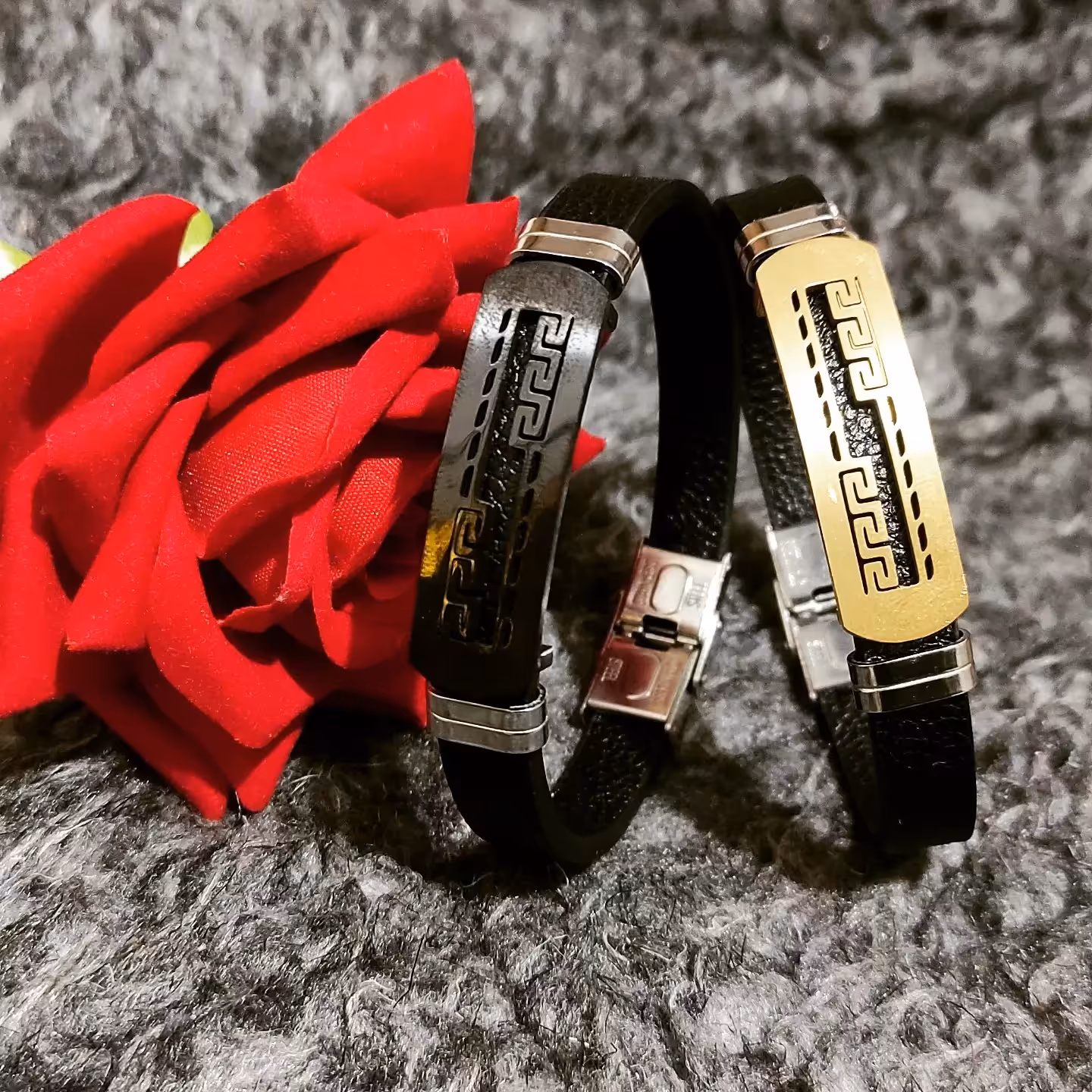 دستبند ورساچه طلایی و مشکی