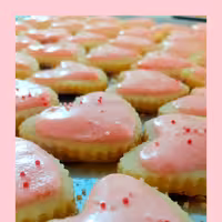 کوکی آیسینگ نرم و لطیف با عطر و طعم توت فرنگی 