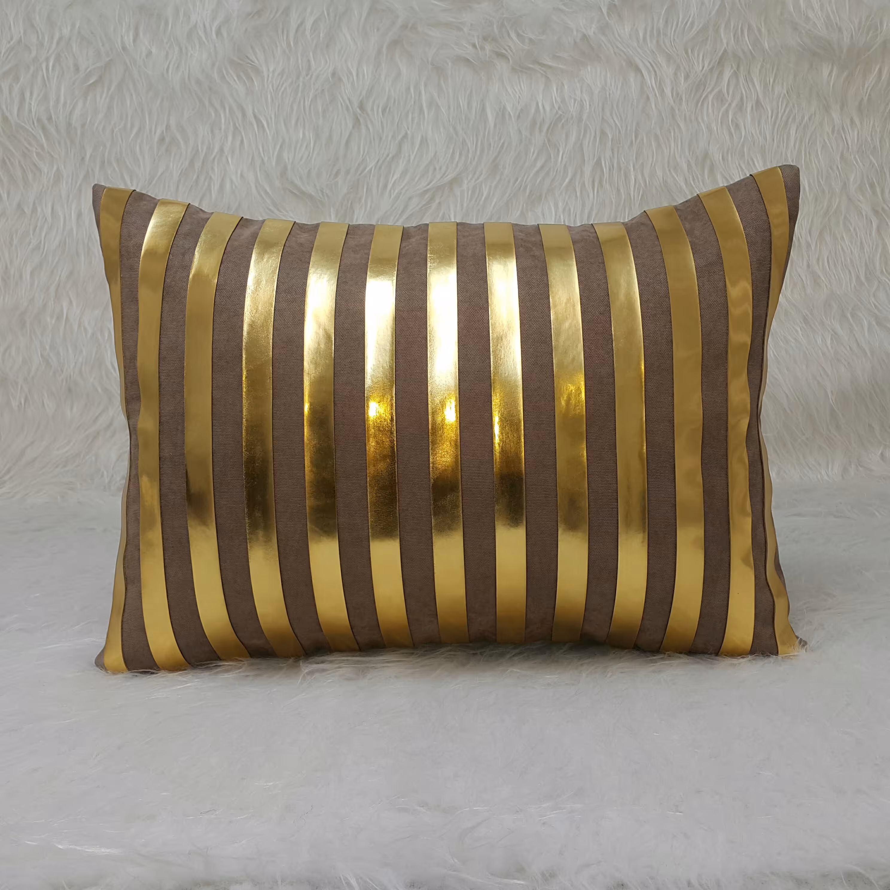 کوسن مستطیل 35در50 مخمل نسکافه ای چرم طلایی آینه ای براق کد 101