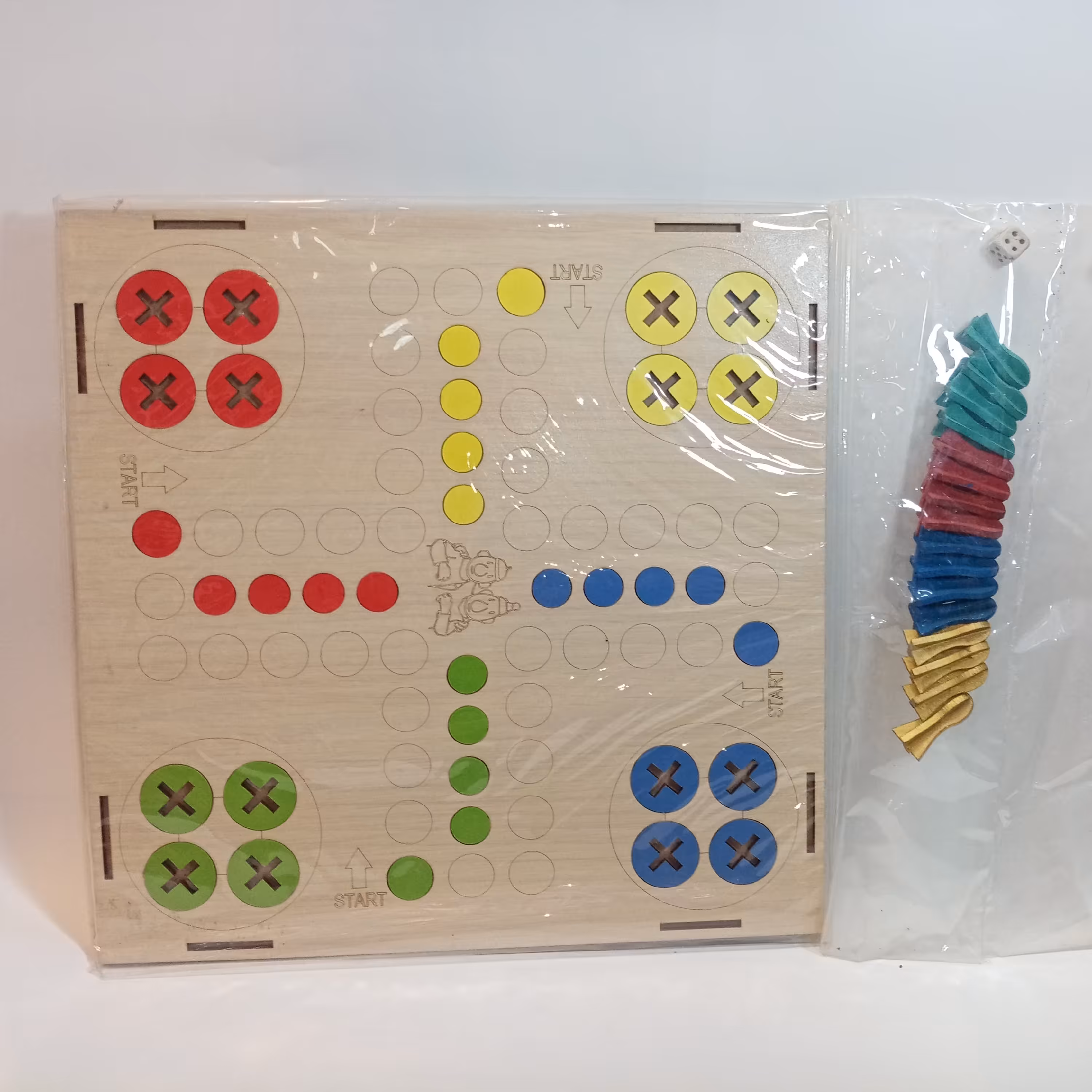 منچ و مار پله چوبی دو رو همراه مهره های چوبی و یک عدد تاس