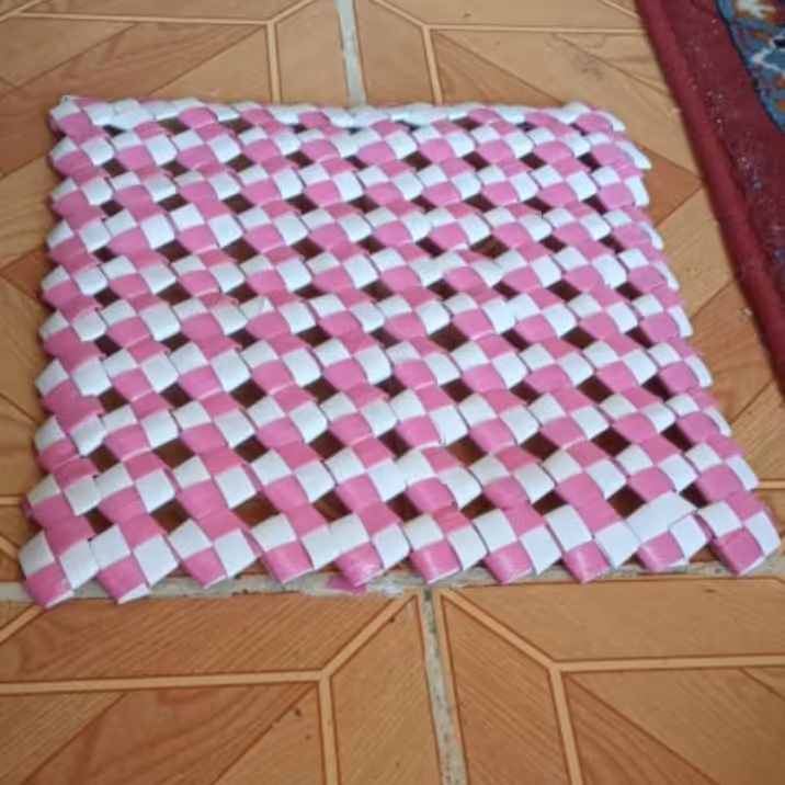 زیرقابلمه  تسمه ای، باطرح وشکلهای مختلف و رنگهای  بااندازهای مختلف