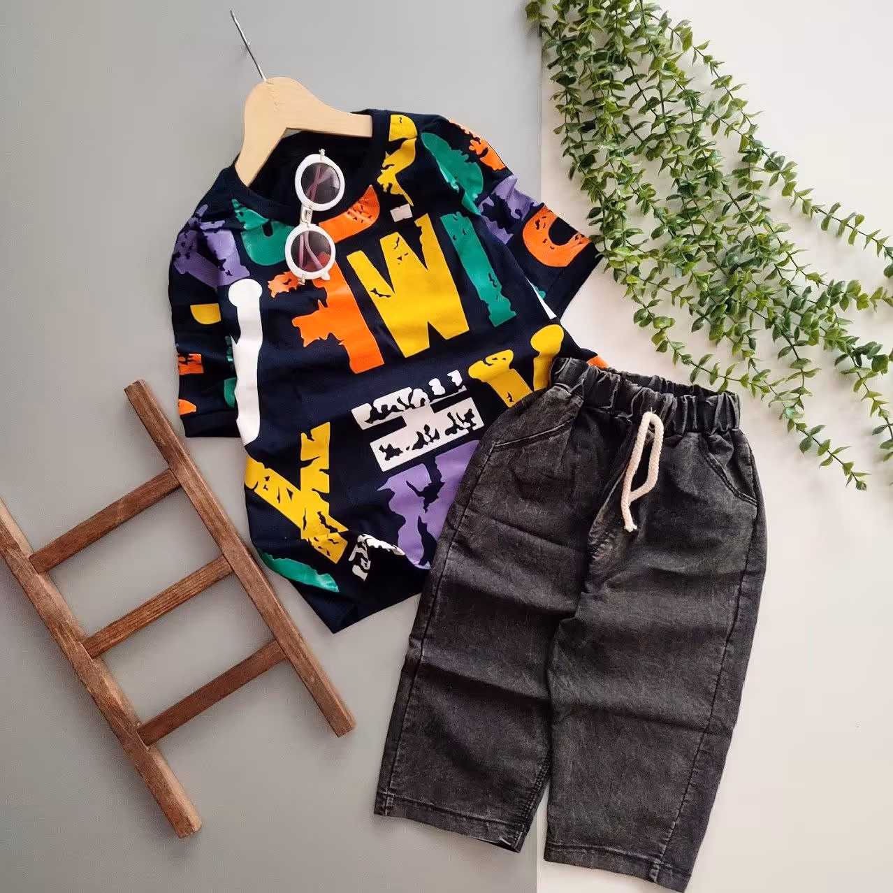 ست تیشرت و شلوارک لی اسپورت شیک و جذاب مناسب حدود سنی 5 تا 12 سال جنس تیشرت دورس پنبه جنس شلوارک لی خوی شسته شده