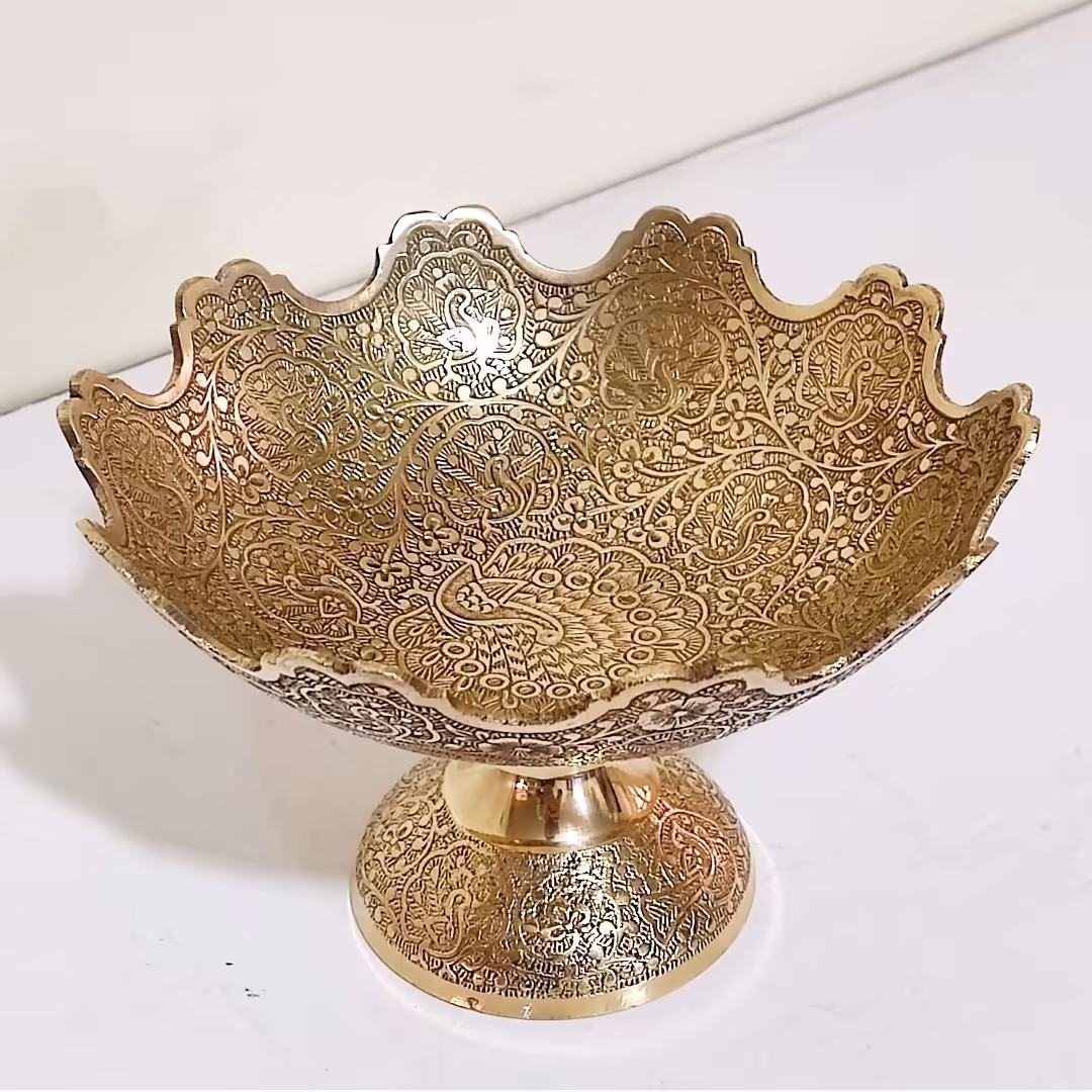 آجیل خوری برنجی هندی یا شکلات خوری برنجی قطر 18 سانت مدل لبه قلعه با طرح طاووس اجیل خوری برنزی شکلات خوری برنزی و زیبا 