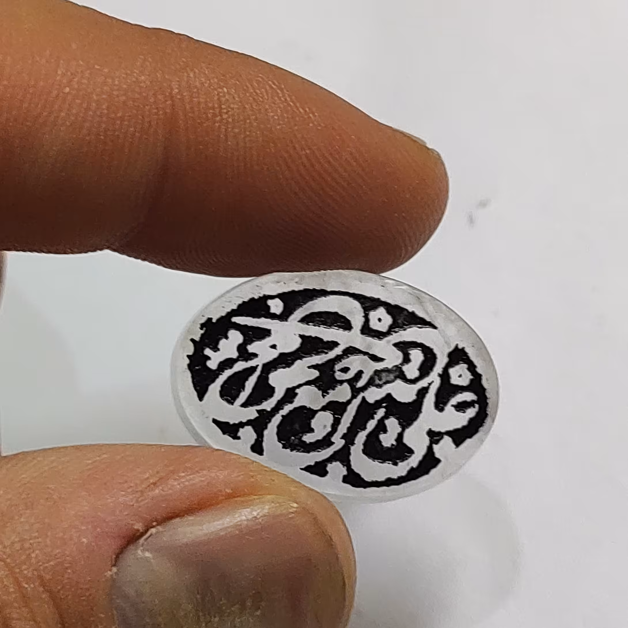 عقیق خطی سیاه قلم شده خطاطی علی حق و حق مع علی خط مهد حکاکی برجسته 