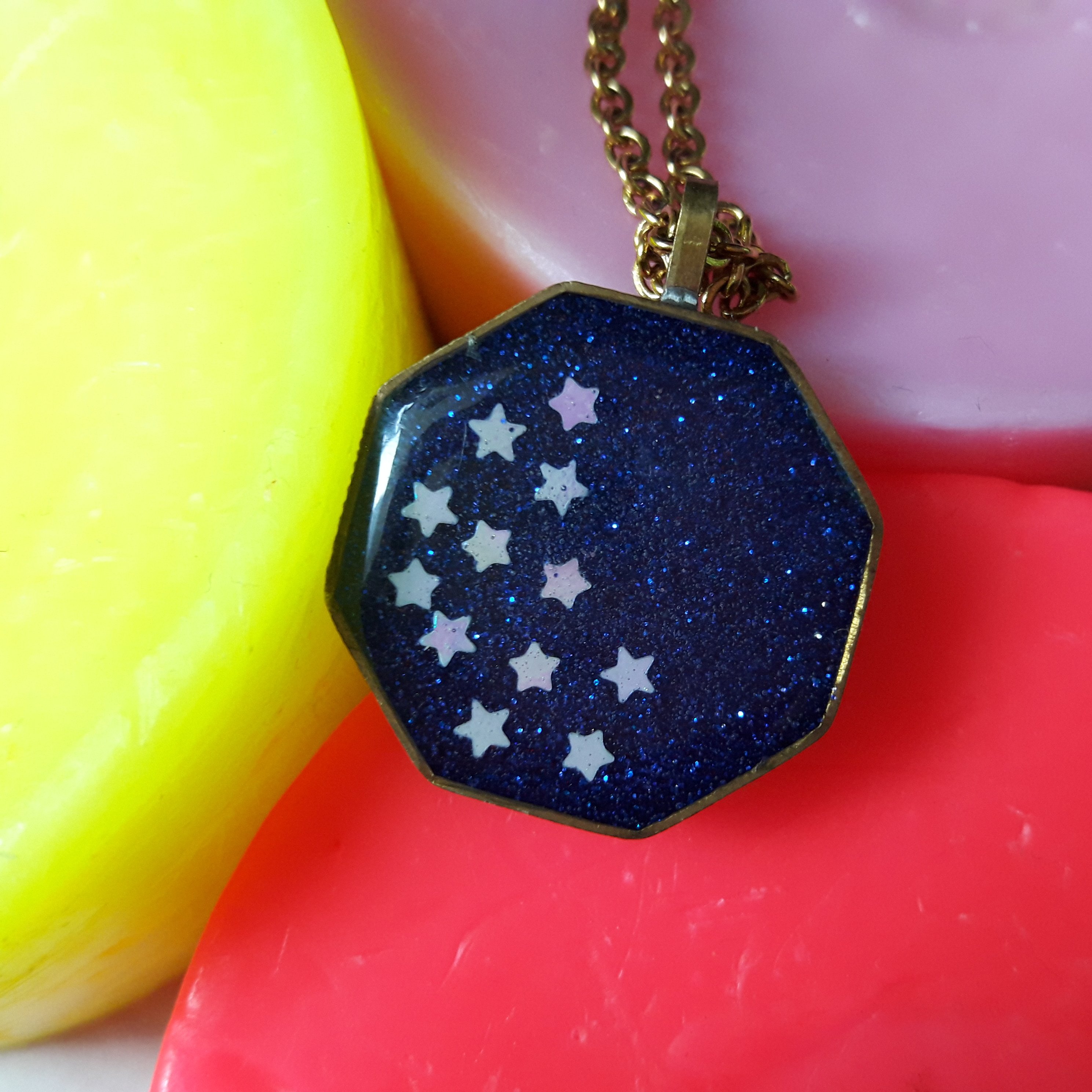 گردنبند رزینی اکلیلی طرح ستاره با پلاک برنجی و زنجیر استیل