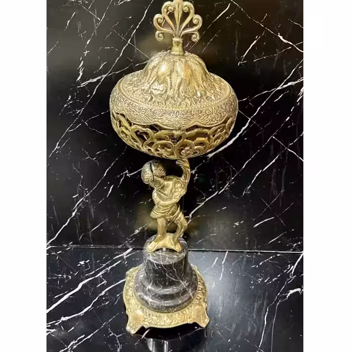 شکلات خوری پسرک برنزی