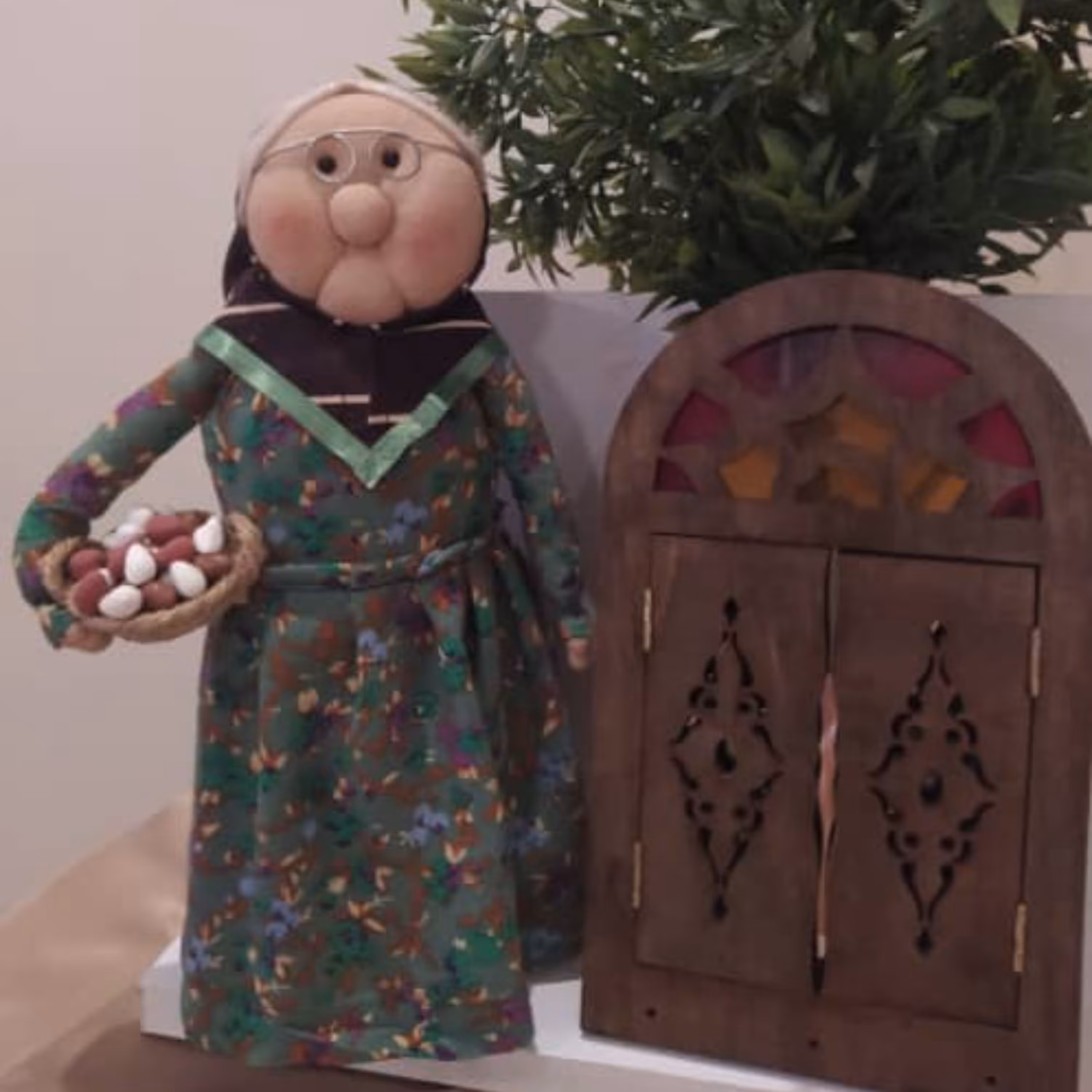 عروسک  دست  ساز  مادر  بزرگ(پیرزن)  مهربان4 سبد تخم مرغ