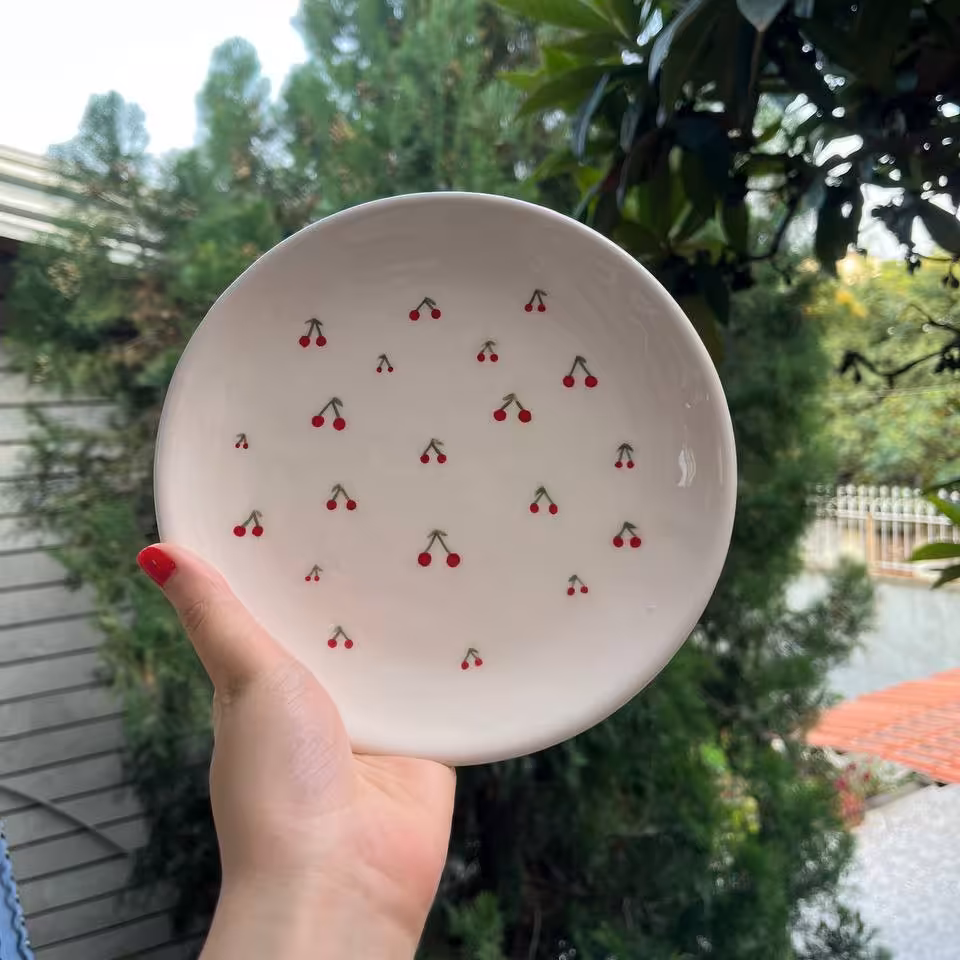 پیش دستی سرامیک طرح آلبالو سایز متوسط قابل استفاده برای سرو غذا و پذیرایی (پس کرایه)