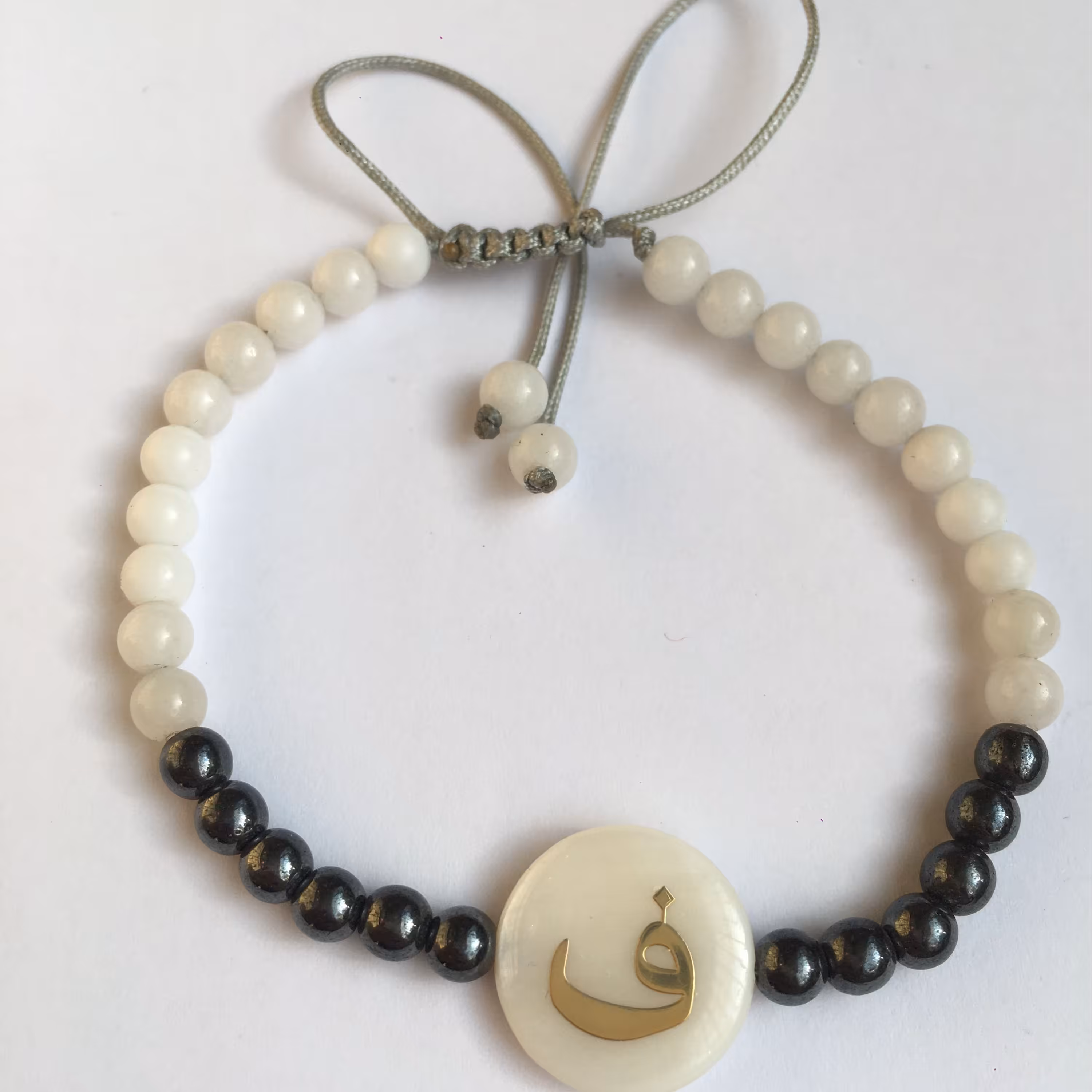 دستبند سنگ های عقیق و هماتیت و پلاک طرح صدف مدل برف