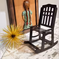 دکوری صندلی راک چوبی زیبا و باظرافت 