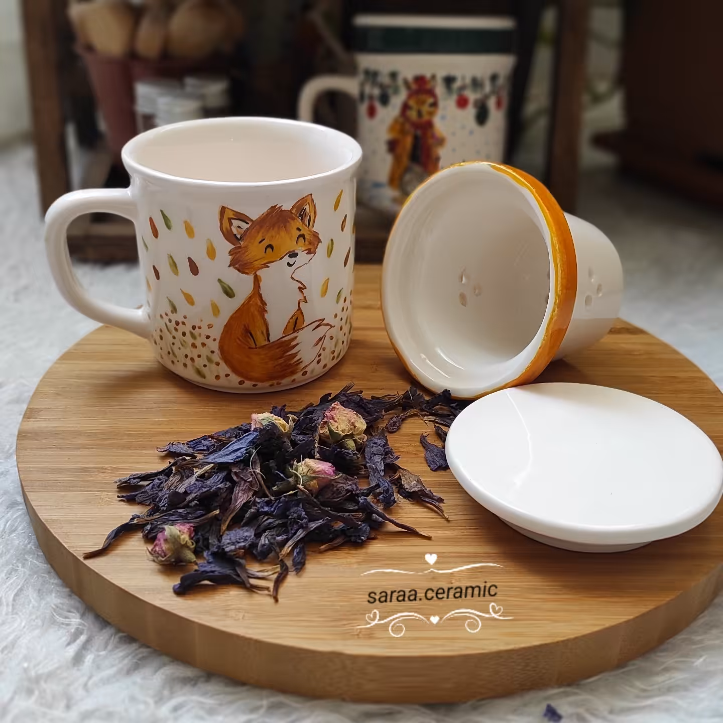 ماگ دمنوش سرامیک، دستساز ، نقاشی و رنگ با دست، نقاشی زیر لعابی، دارای تفاله گیر و درب برای گرم نگه داشتن دمنوش 