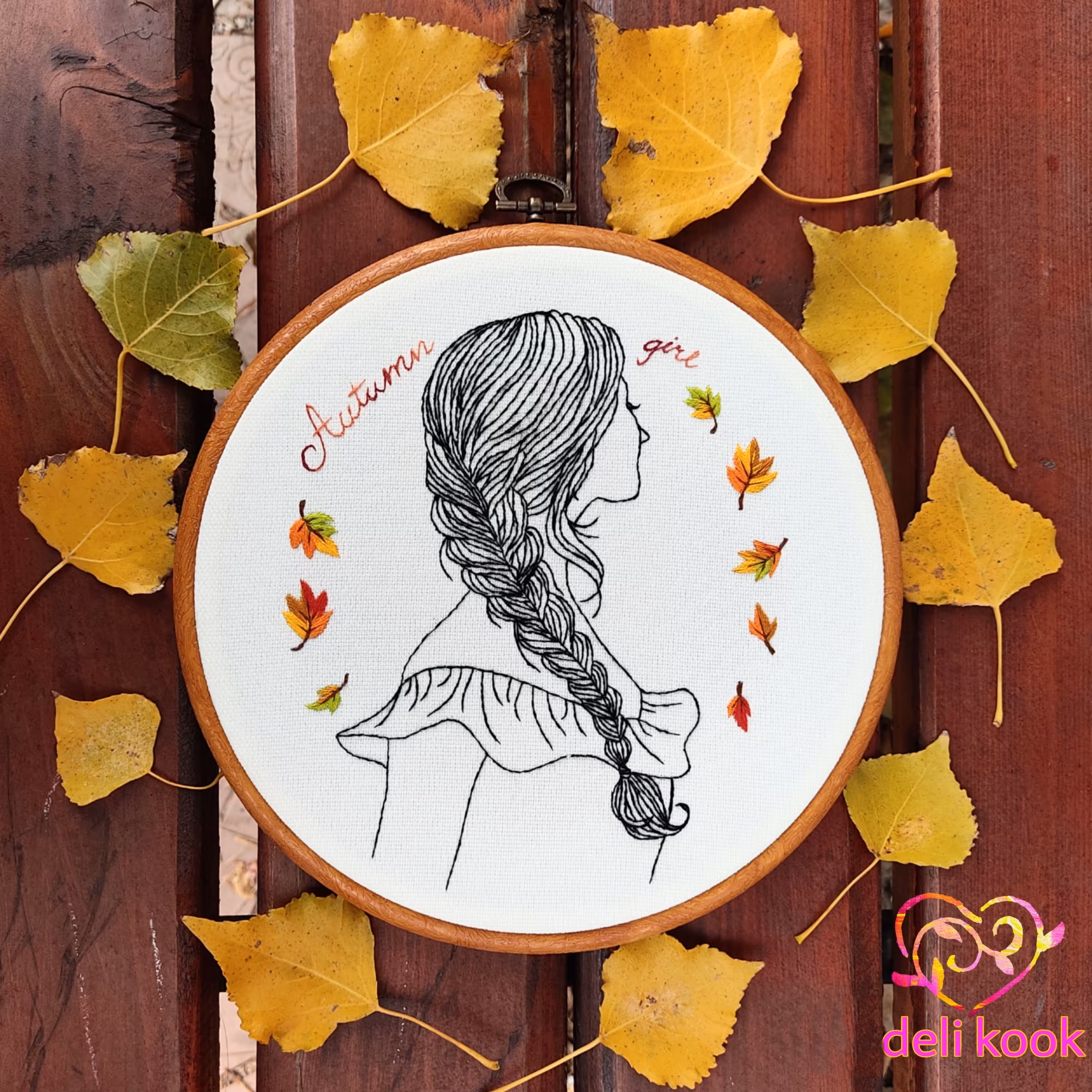 دیوارکوب گلدوزی شده به نام دختر پاییز با قاب ژله ای به قطر 21 سانت