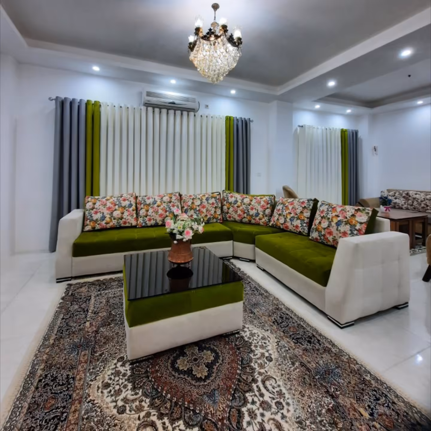 پرده سالن شیک و زیبا با ترکیب رنگ فوق العاده  جذاب ، ترکیب مخمل کالیفرنیا دو رنگ و حریر ساده آستر سرخود  