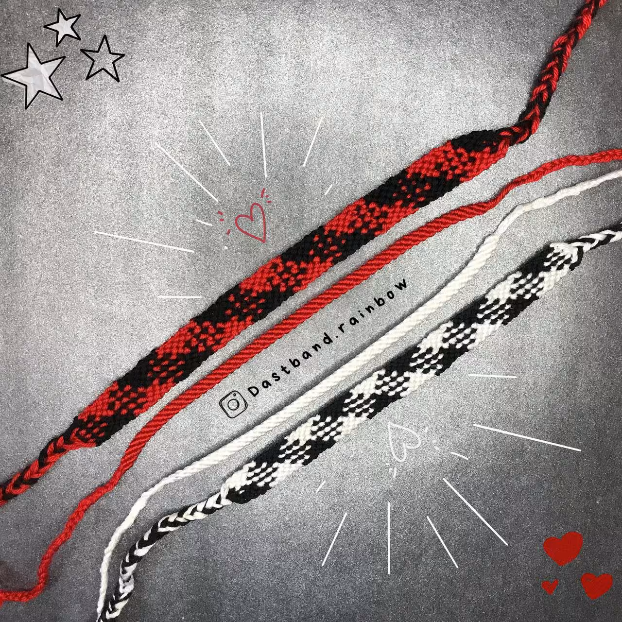 دستبند شطرنجی بافتنی سفید مشکی و قرمز مشکی