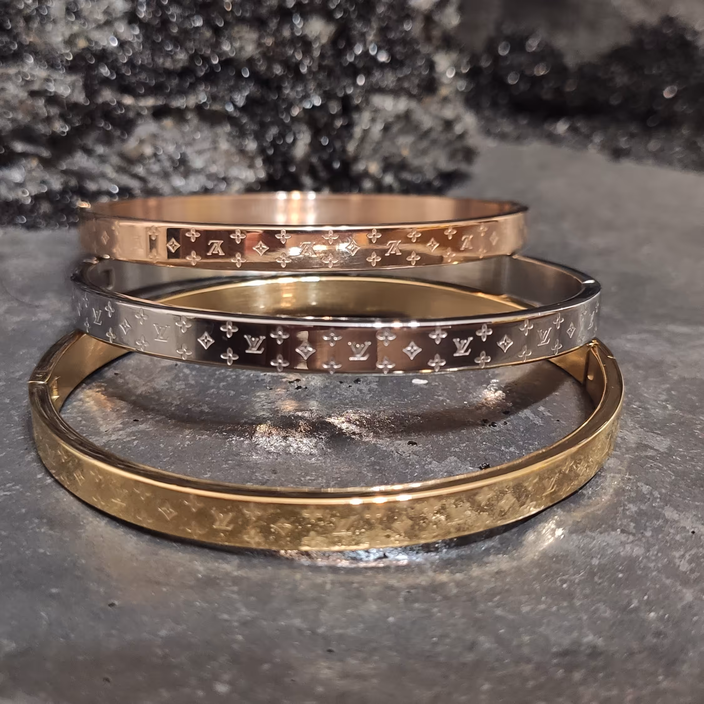 دستبند کارتیر استیل خانه فروشگاه سان اکسسوری نگین دار در سه رنگ مسی و طلایی و استیل رنگ صد در صد ثابت هر عدد250000 تومان