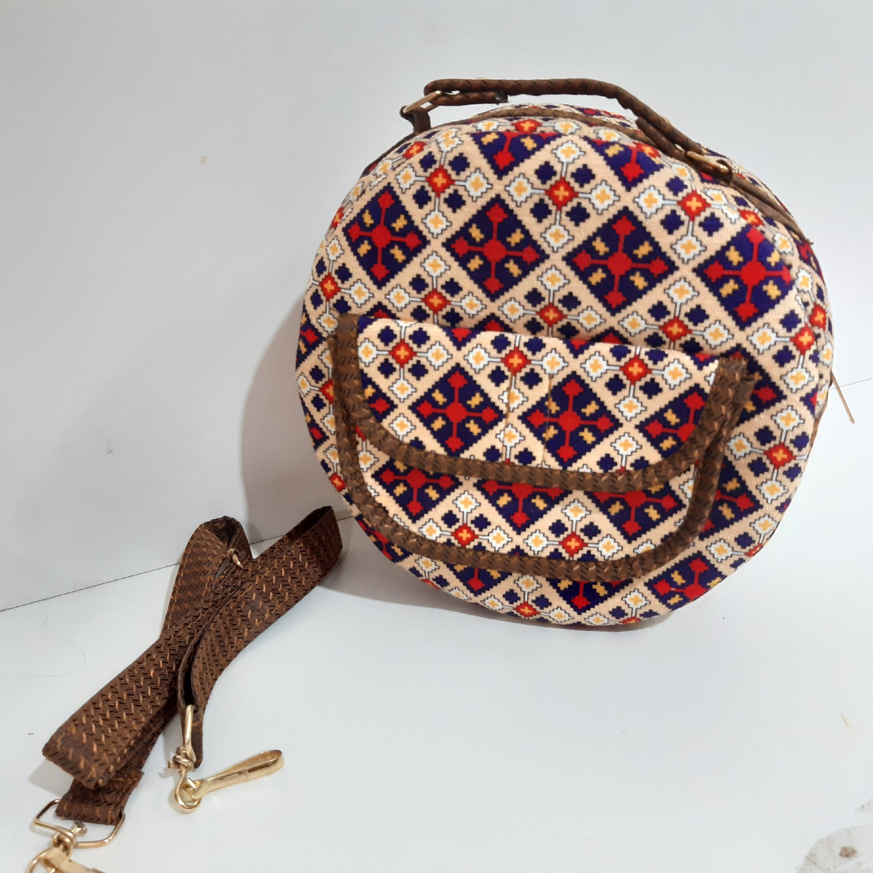 کیف گرد طرح بندی داره