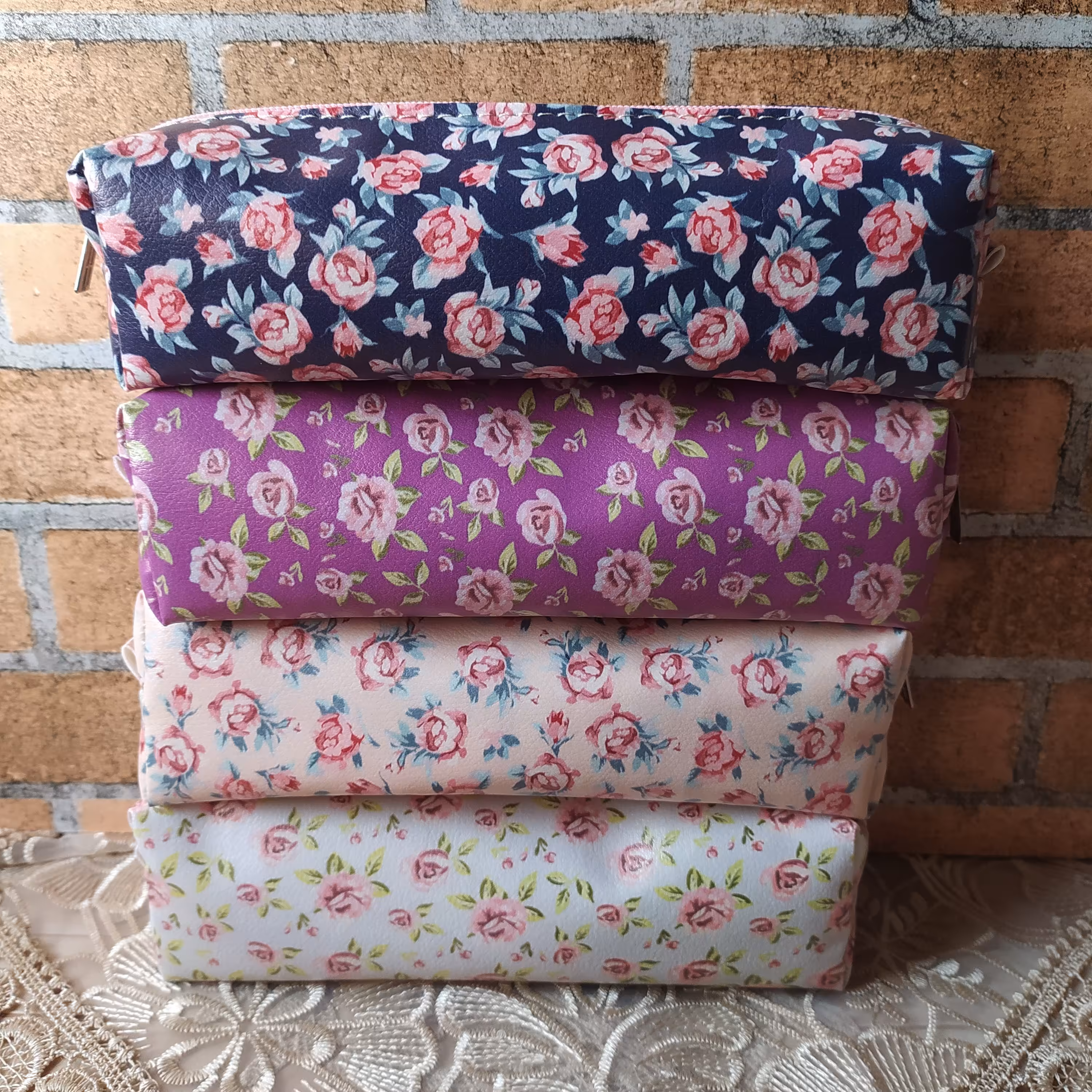 جامدادی تک زیپ چرم  فانتزی  طرح    گل های رز   جامدادی با تنوع بالای45طرح مناسب هدیه تک و عمده