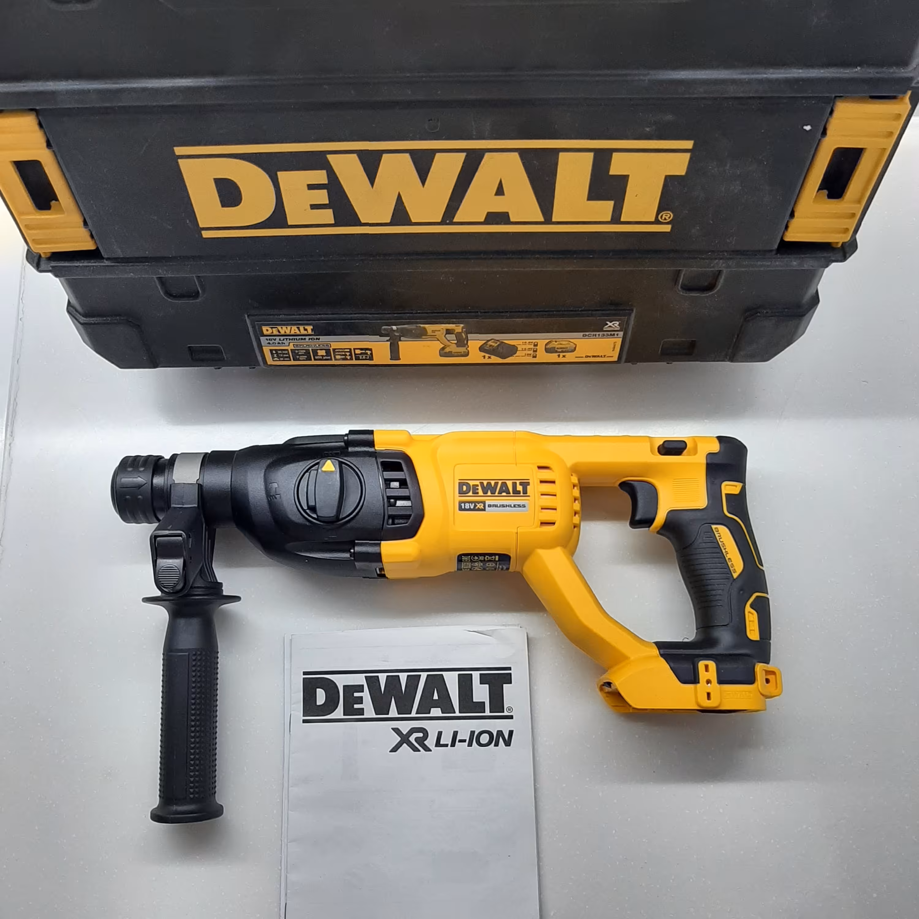 دریل بتن کن 4شیار شارژی دیوالت مدل dch133 تنه خالی با جعبه Tstak 